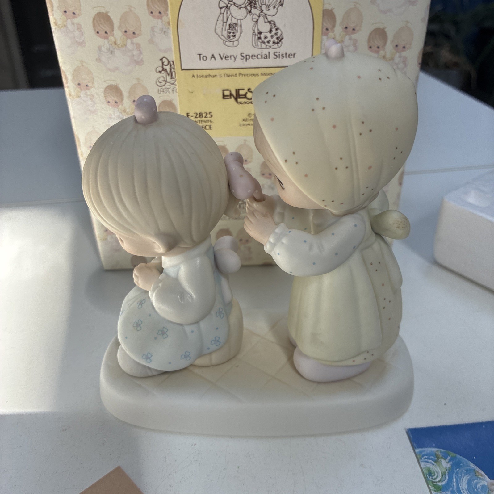 Precious Moments E-2825 To A Very Special Sister 1983 G Clef Mark w/ Box & Tag