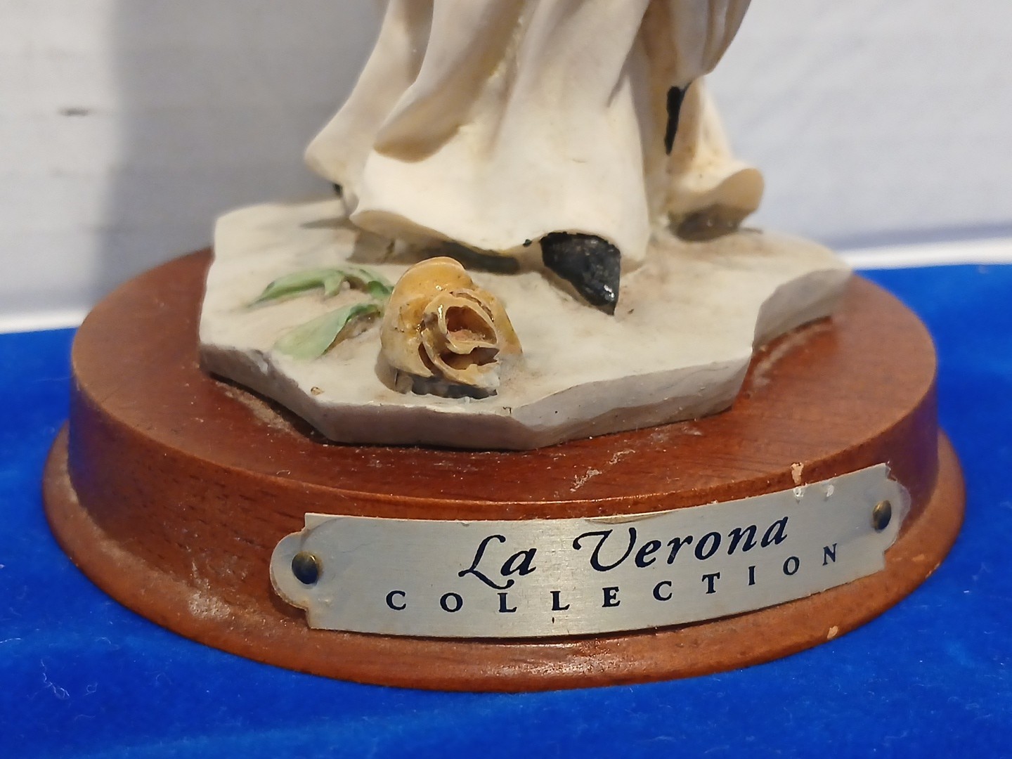 LA Verona Collection Figure LADY WITH UMBRELLA Vintage Glass Statuette