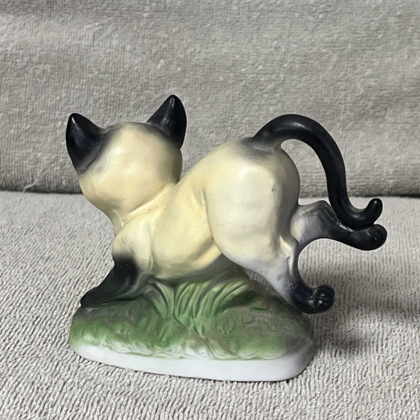 Vintage Playing Siamese Cat Ceramic Figurine #9DA-11.7