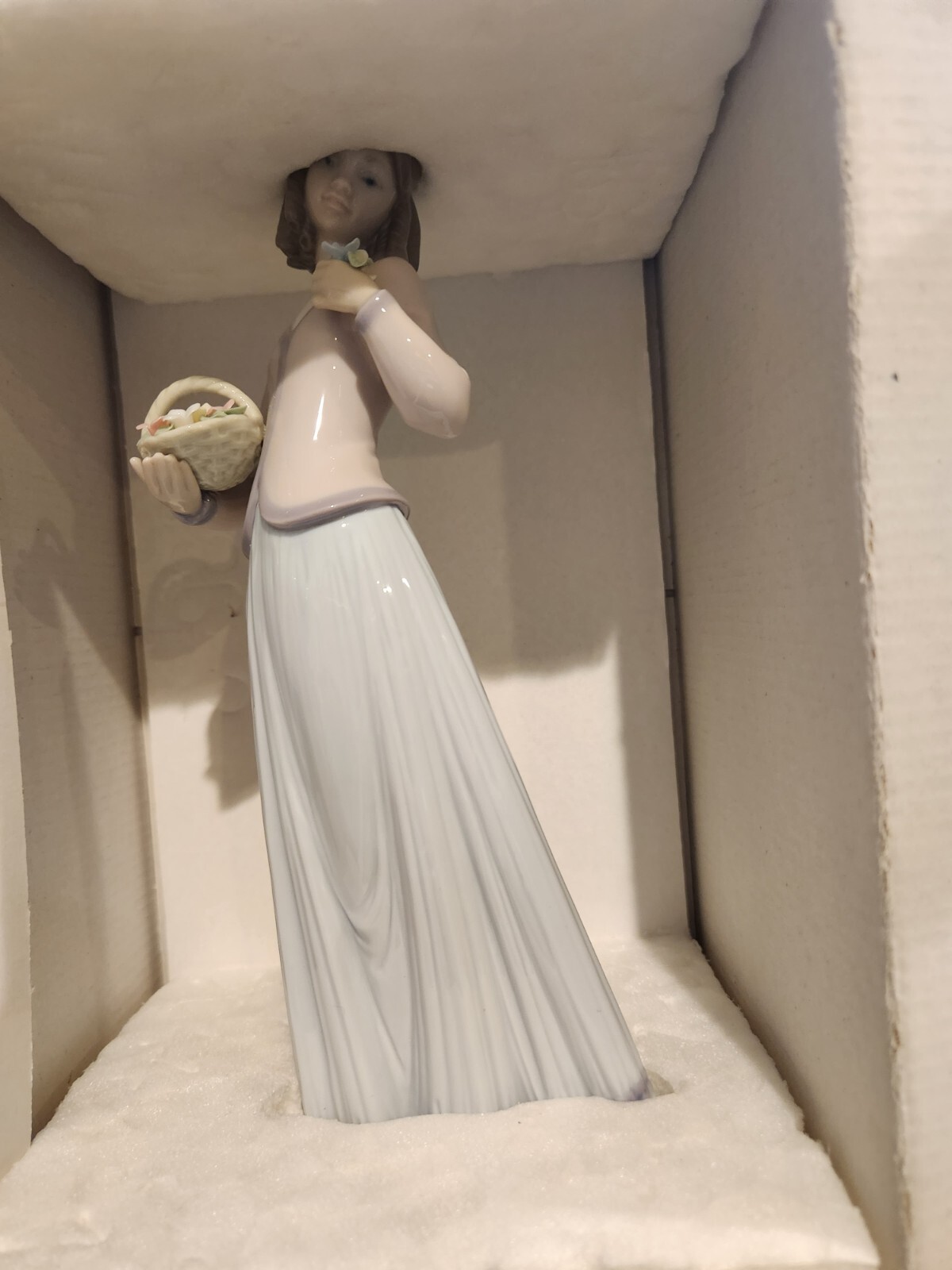 Lladro 7644 INNOCENCE IN BLOOM girl flowers, w/Orig Box – 9-3/4″ MINT