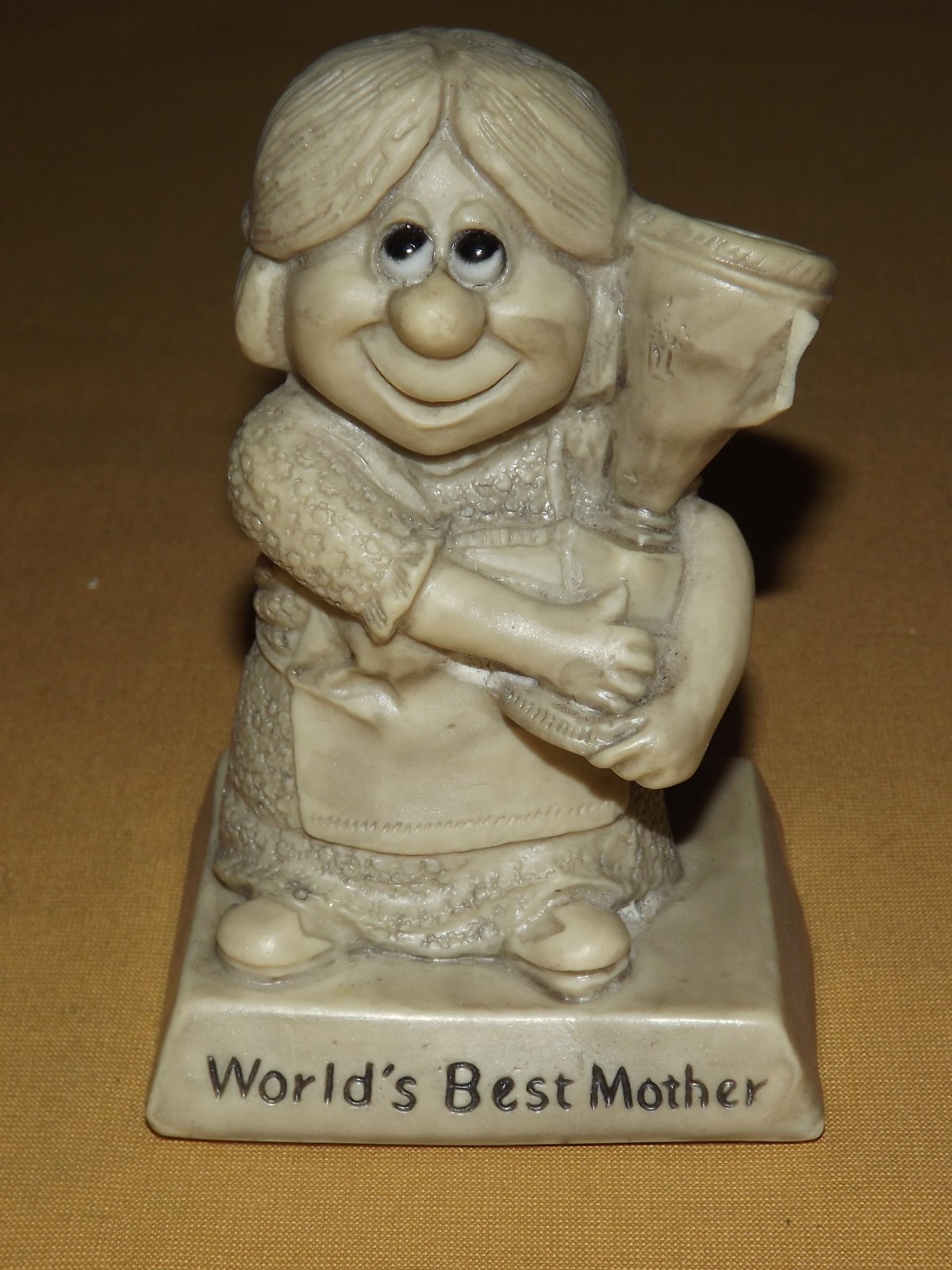 VINTAGE GIFT 1980 BERRIE WORLD’S BEST MOTHER 5″ HIGH STATUE