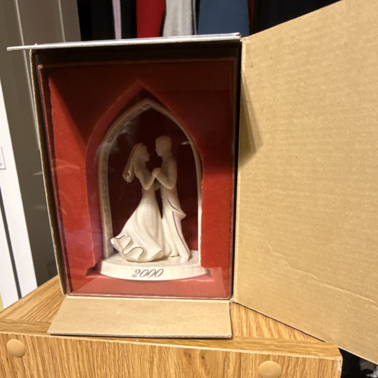 Bride & Groom Ceramic Wedding Figurine 2000 Romantic People Theme White