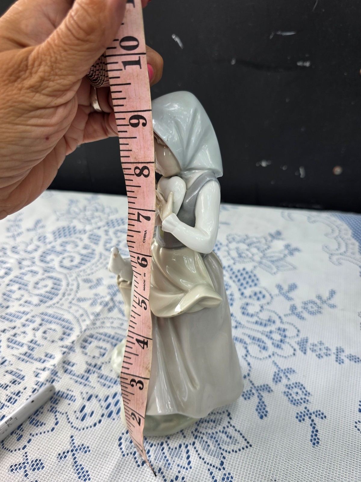 Lladro porcelain figurine titled “Girl with Pigeons” “Girl with Two Doves” #4915