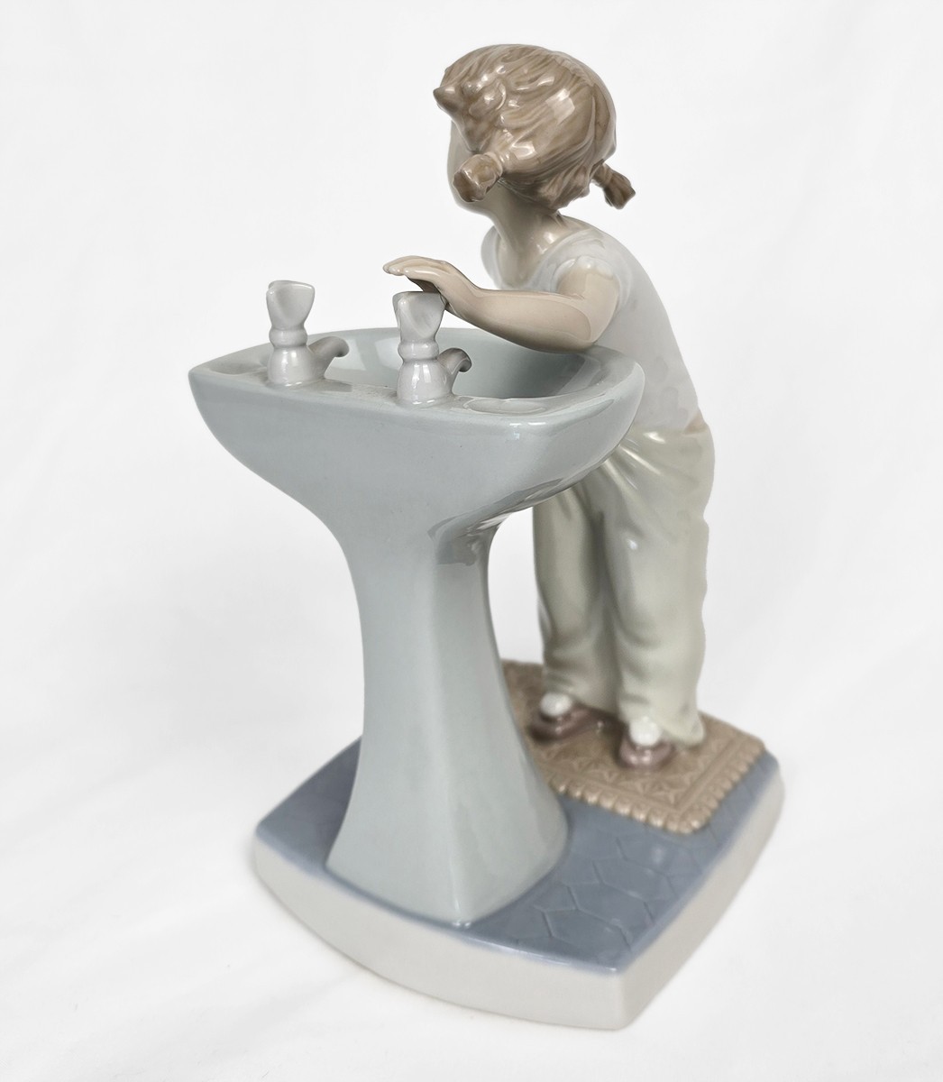 Lladro Clean up Time figurine # 4838 Girl in Pajama at Sink , Spain 1970-1980s