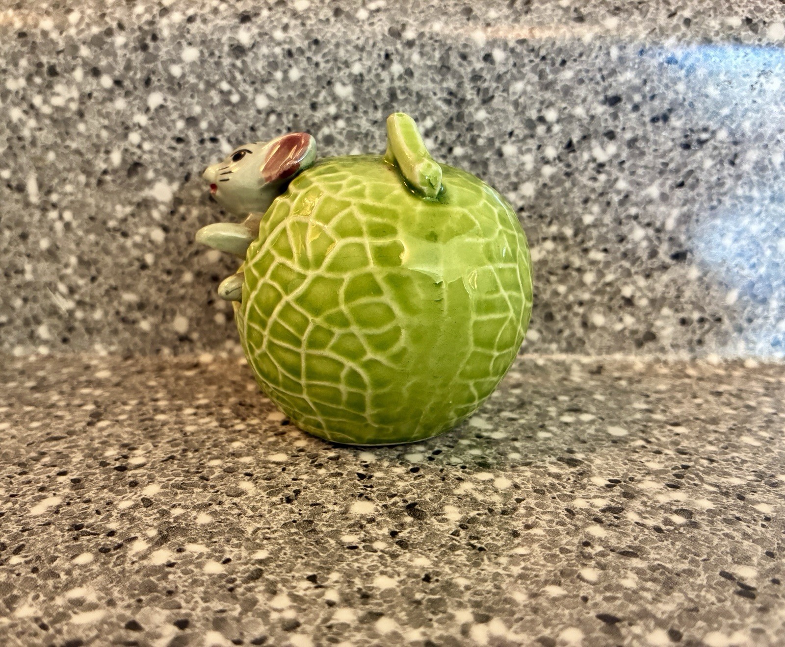 Vintage 1950’s Giftcraft Japan Porcelain Mouse In A Green Apple 2.5 Figurine