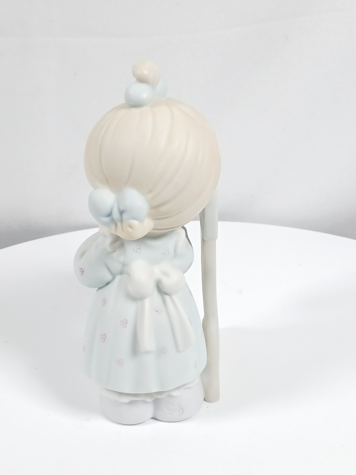 Precious Moments Club Figurine: 1991 “Sharing the Good News Together” #C0011