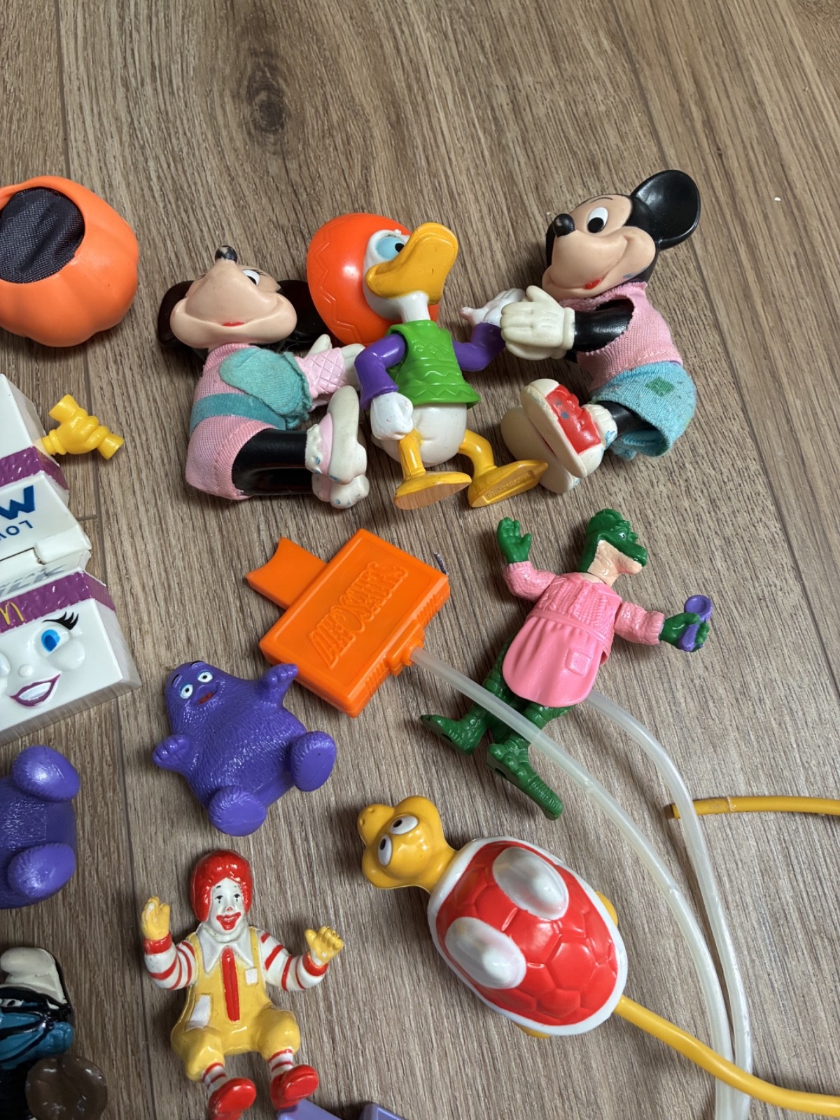 FIGURINES MISCELLANEOUS LOT