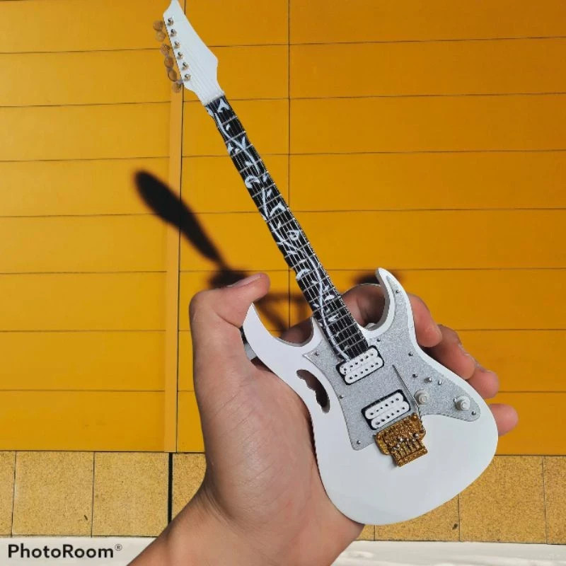 Miniature Guitar Steve Vai Ibanez Silver Baby Newborn 1:4