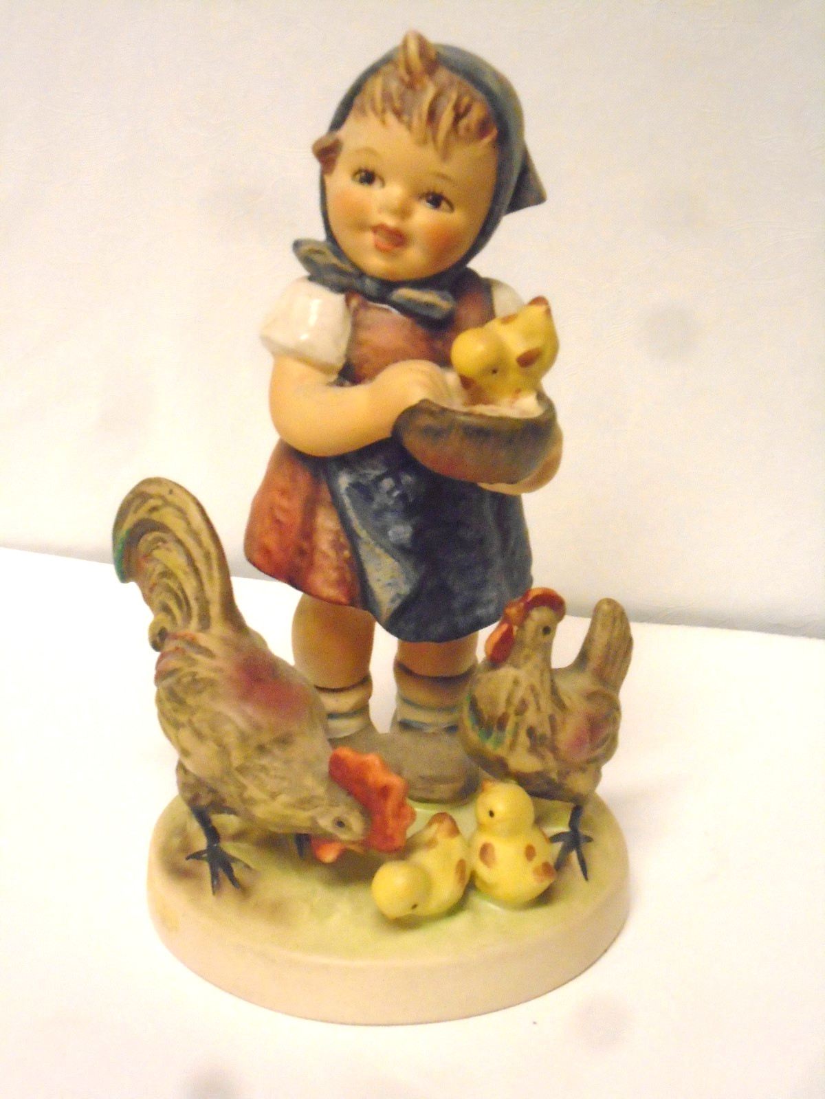 HUMMEL GOEBEL FIGURINE #199/I 1948 – “FEEDING TIME”
