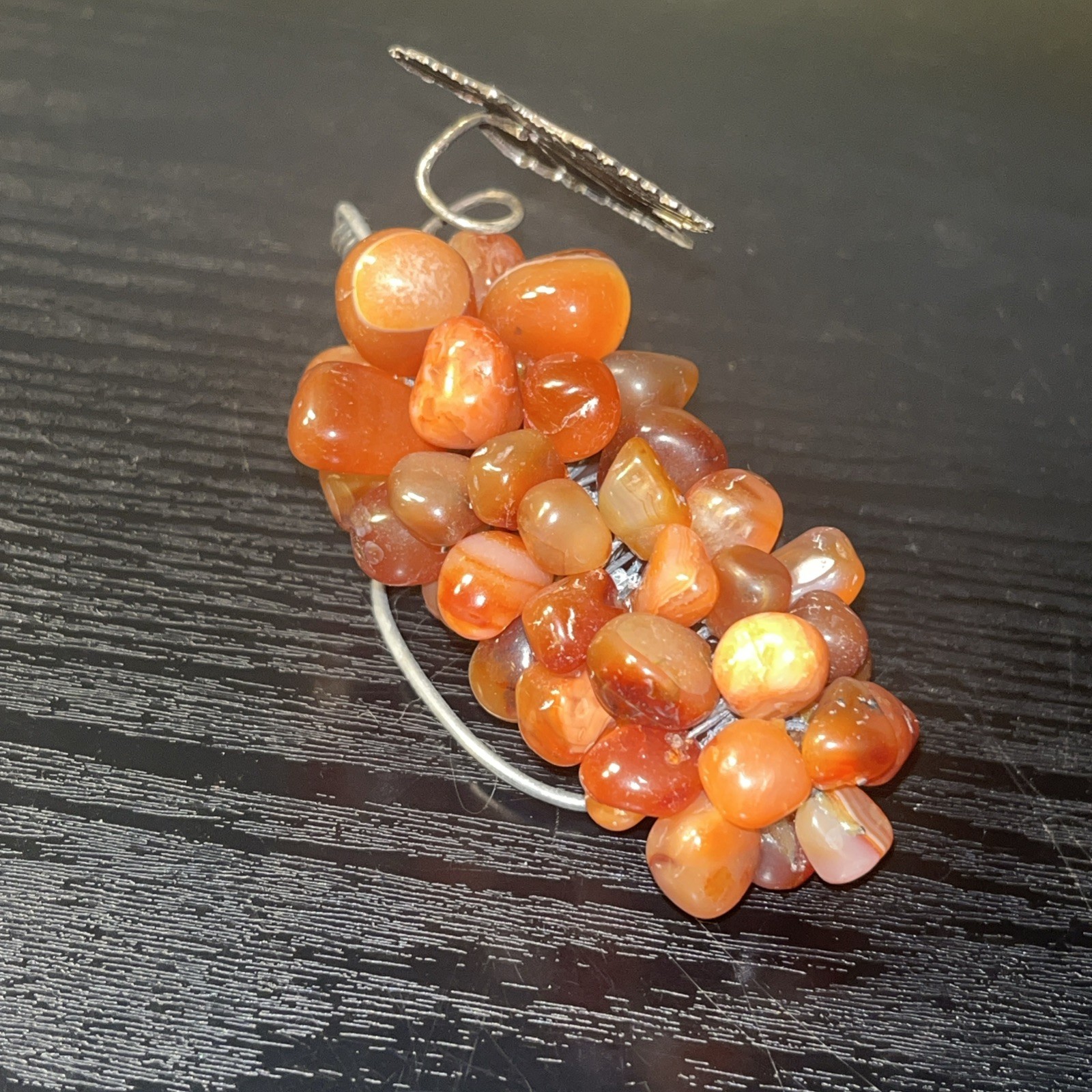 VTG Carnelian Agate Tumbled Stone Grape Cluster & Metal Leaf Fruit Figurine 3.5″