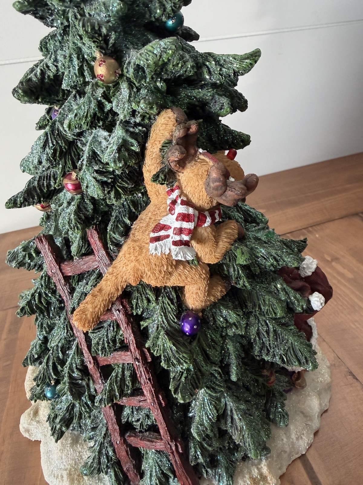 Boyds Bears Poor Ol’ Santa & The Not Quite Helpful Reindeer Lighted Tree w/box