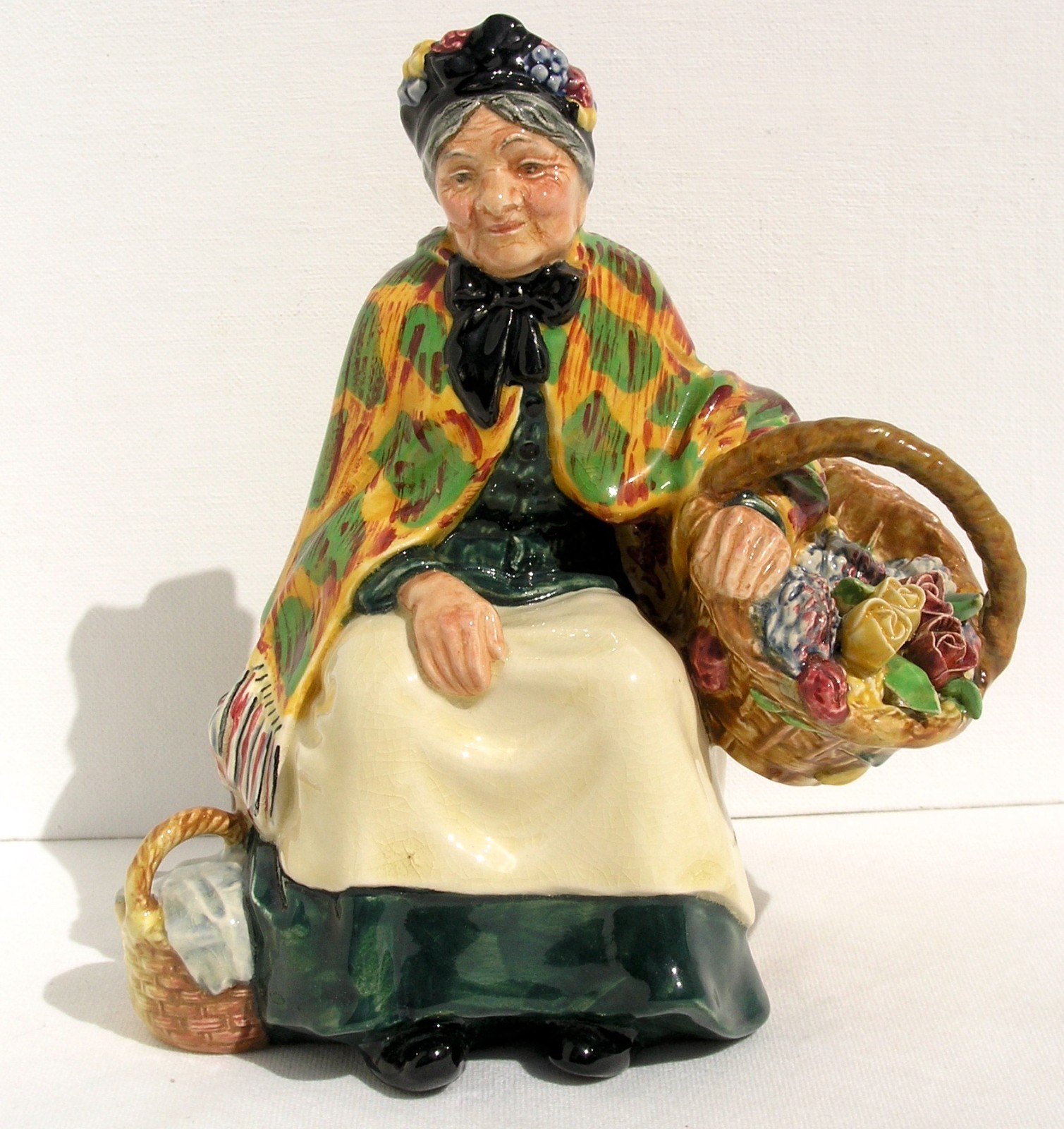 Vintage Royal Doulton Figurine * The Old Lavender Seller * HN1492