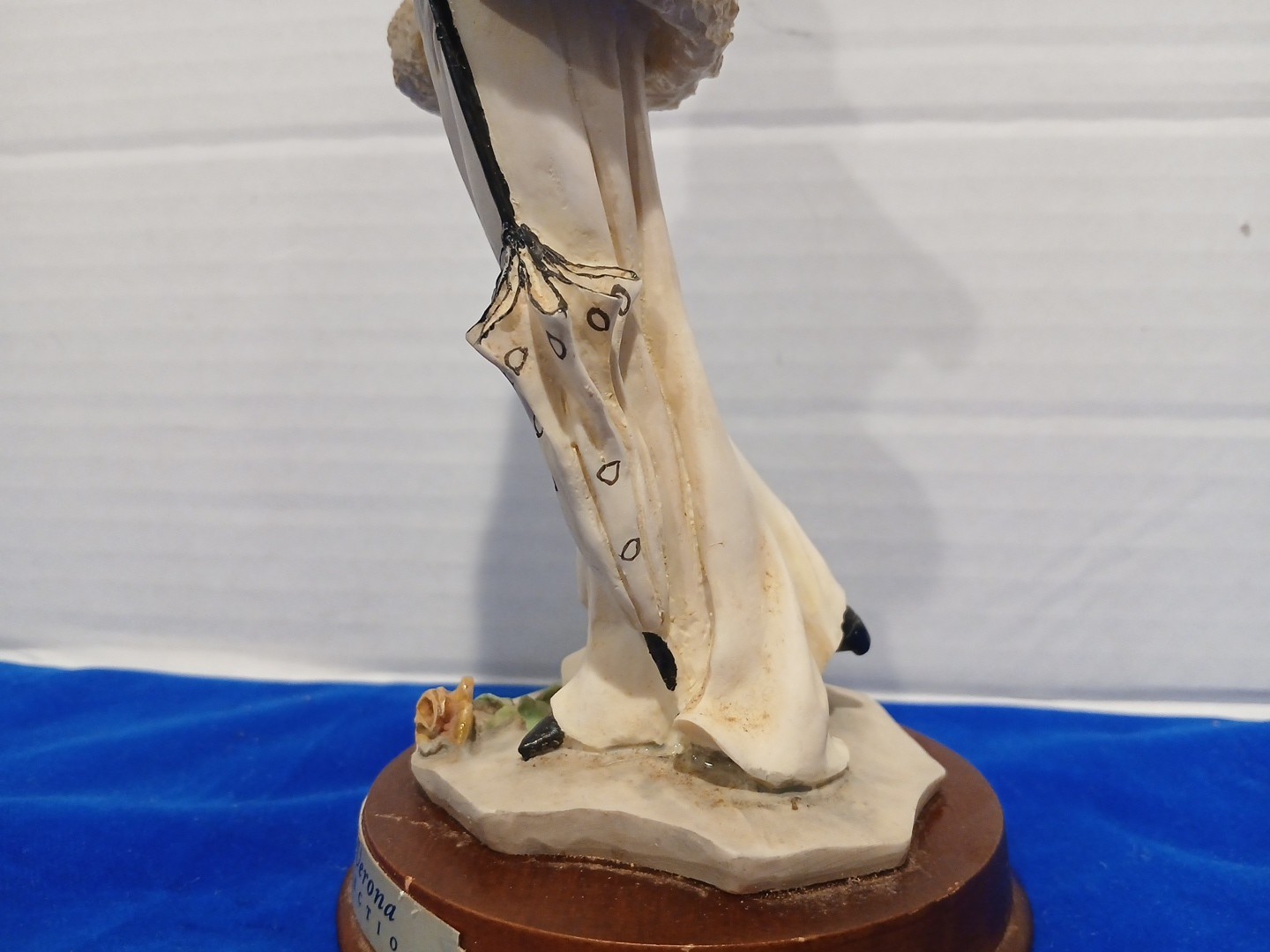 LA Verona Collection Figure LADY WITH UMBRELLA Vintage Glass Statuette