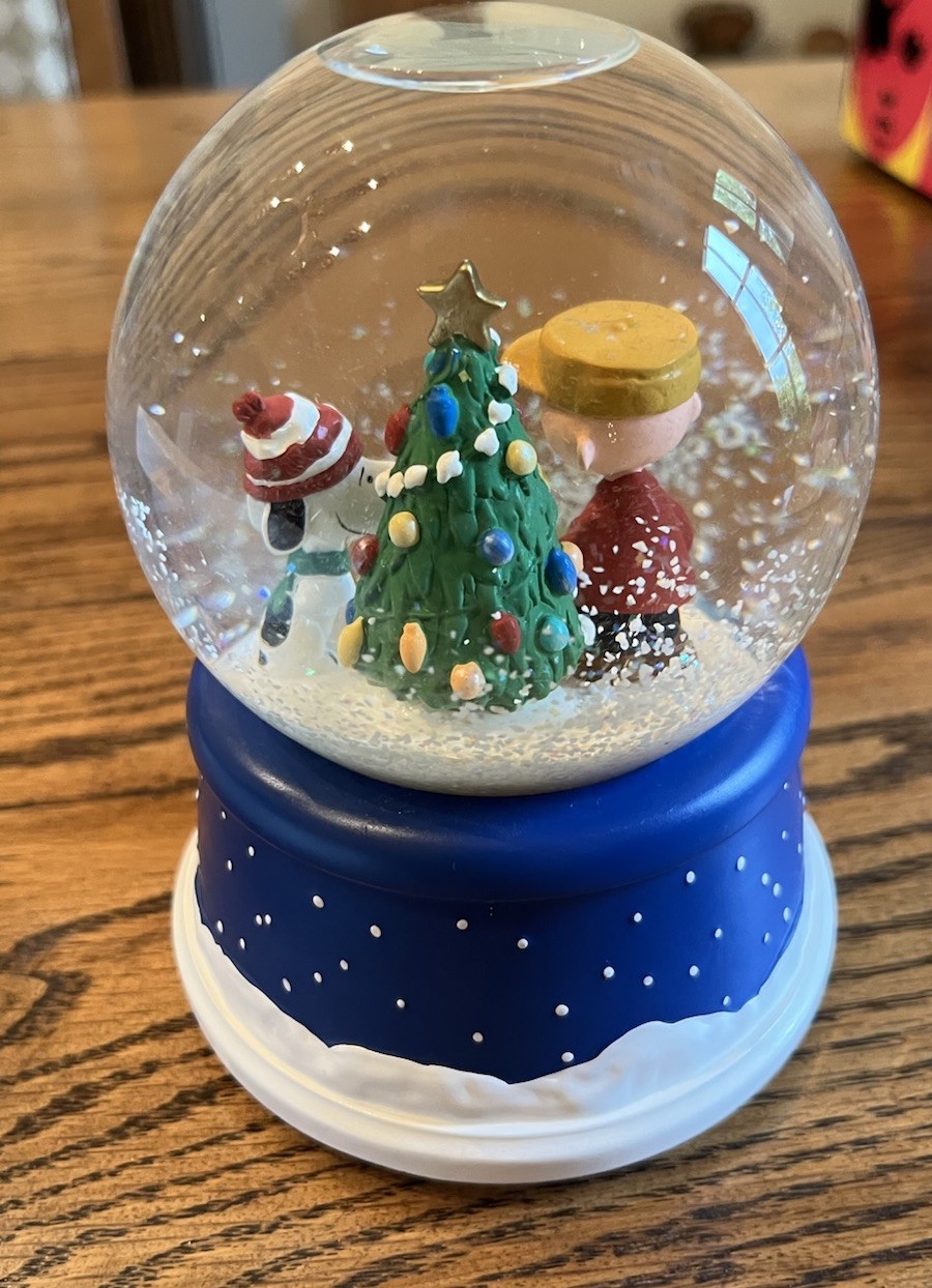 Hallmark Peanuts 50th, Xmas Musical Snow Globe Theme Song Charlie Brown Snoopy