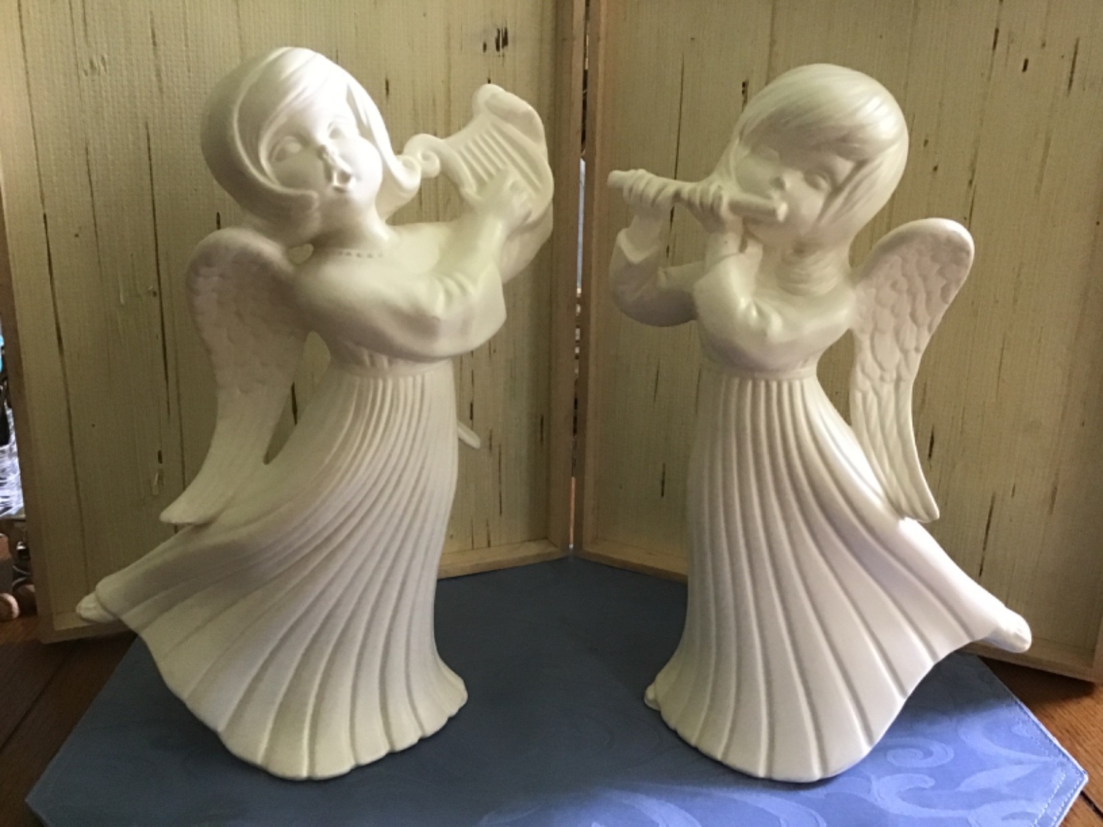 Pair large 12” VTG Atlantic Mold Ceramic Angels playing a lyre and flute. 1989