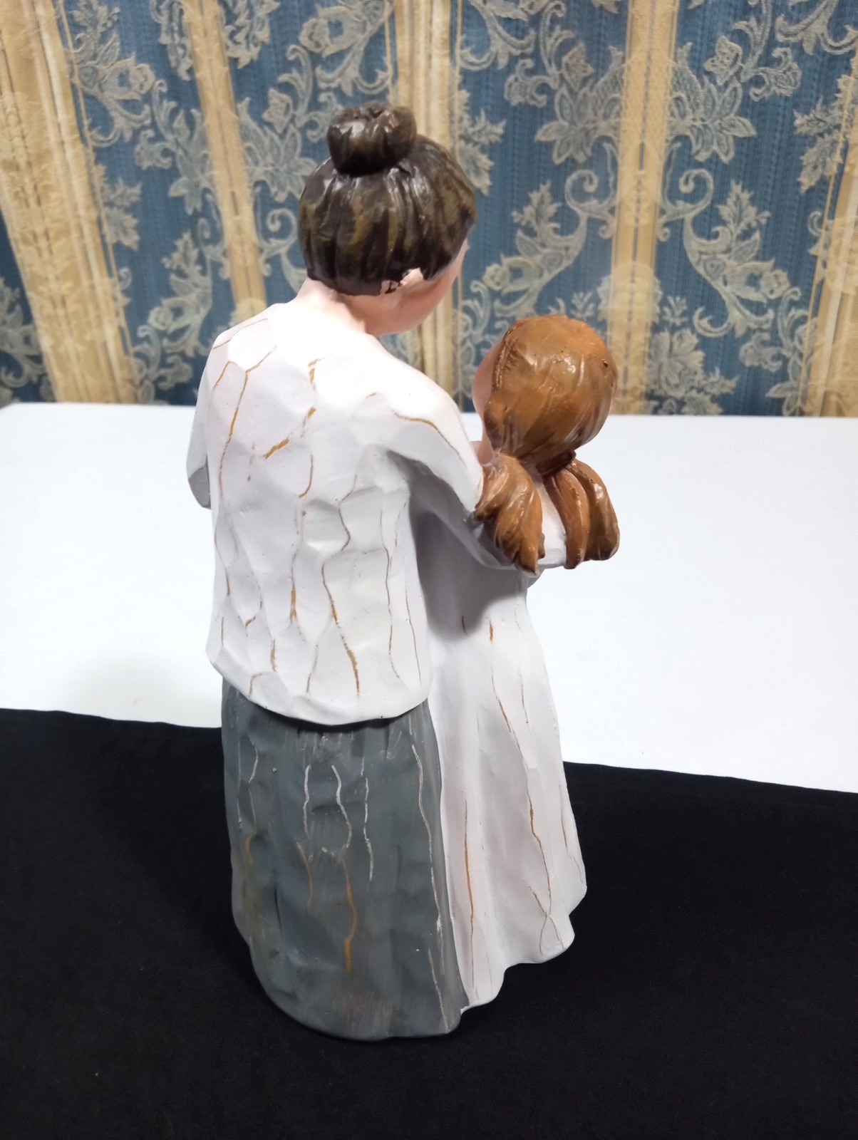 ButiLiveen Grandma & Grand Daughter Figurine