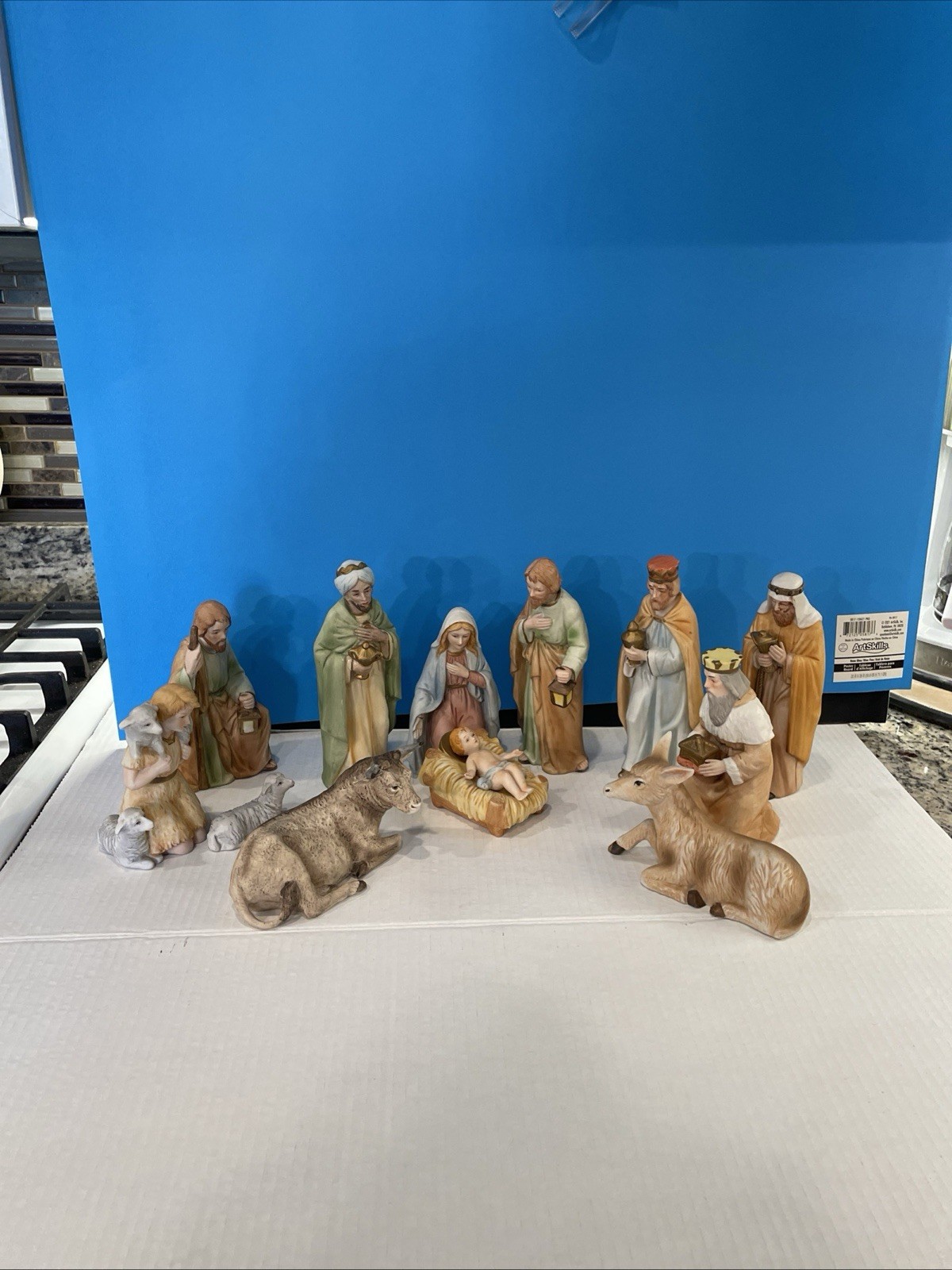 VTG NATIVITY-HOMECO-Manger Set-12 Porcelain Figures. Excellent Shape! ( S-2)