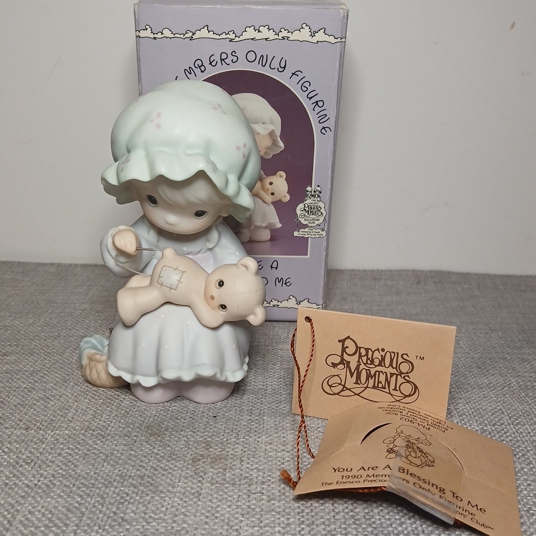 Precious Moments PM-902 Loving 1990 Members Only Figurine Original Box