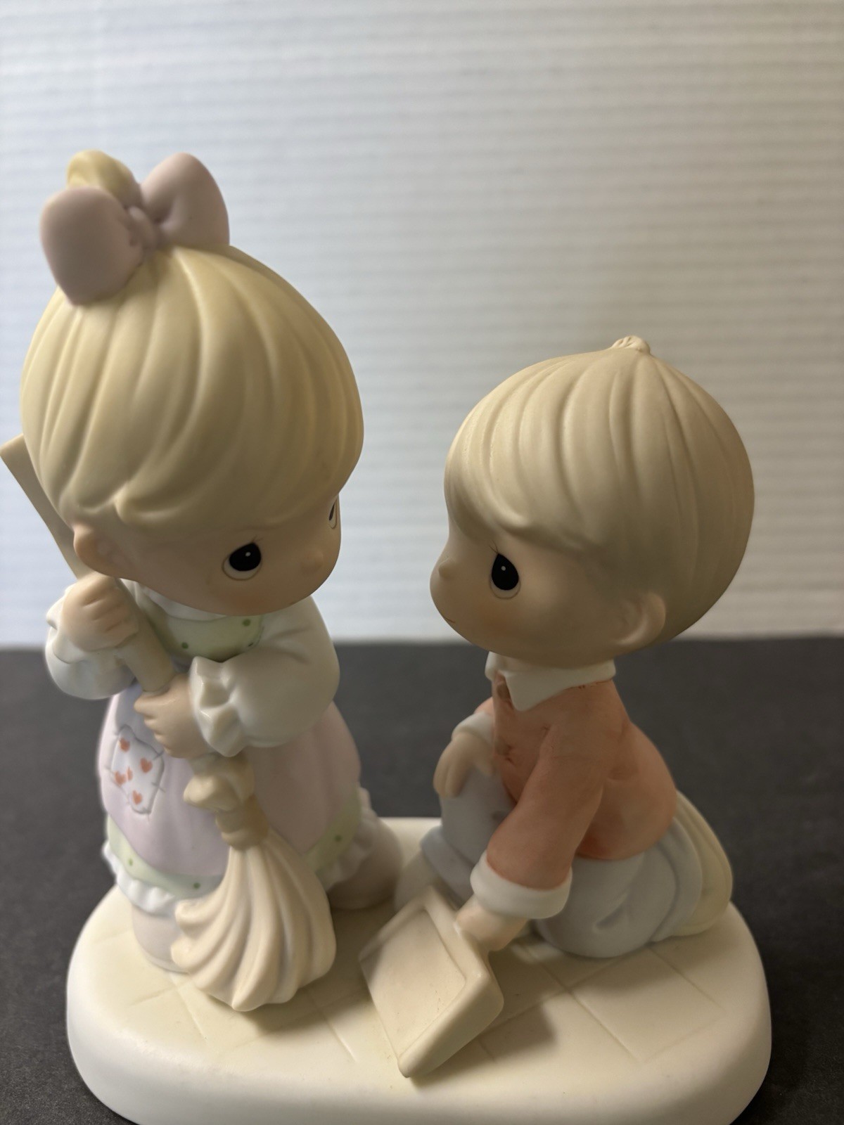 Precious Moments Enesco 2005 “You Sweep Me Off My Feet” 550008