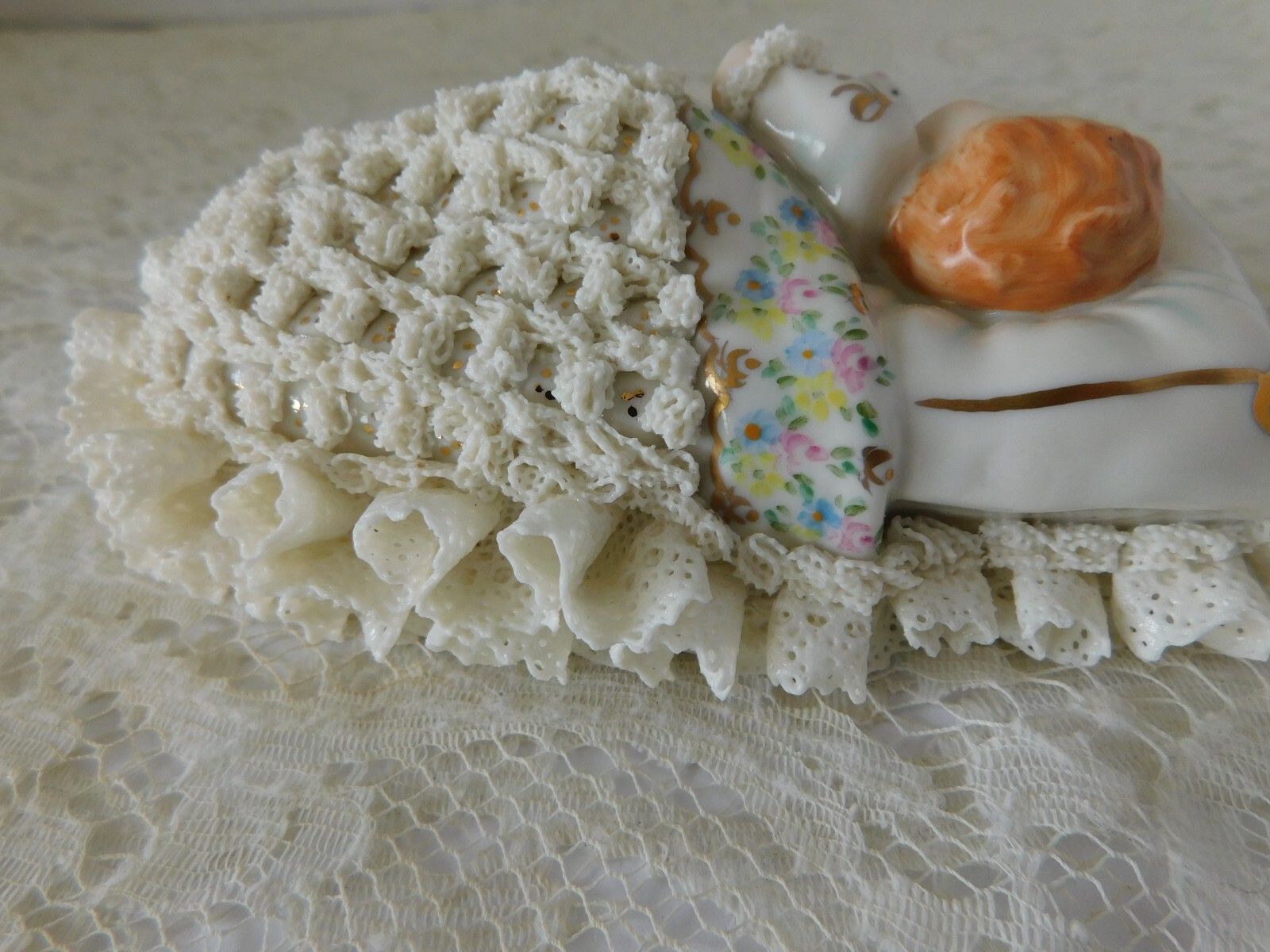 MULLER VOLKSTEDT IRISH DRESDEN FIGURE PORCELAIN LACE BABY CUDDLING BUNNY – MINT