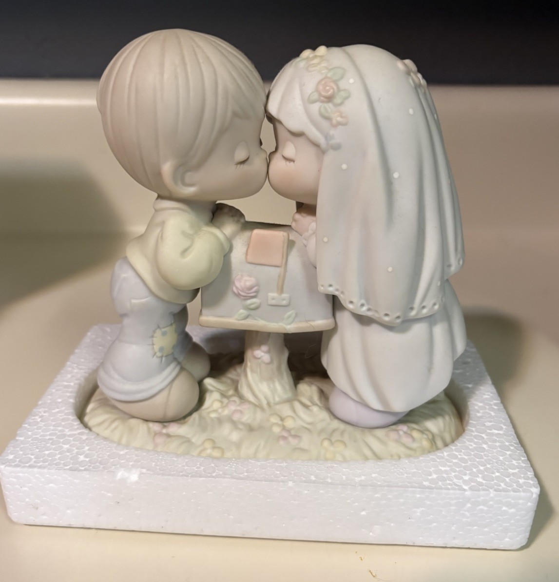 Precious Moments Figurine: 524441 Sealed with a Kiss (5.5″) In Box