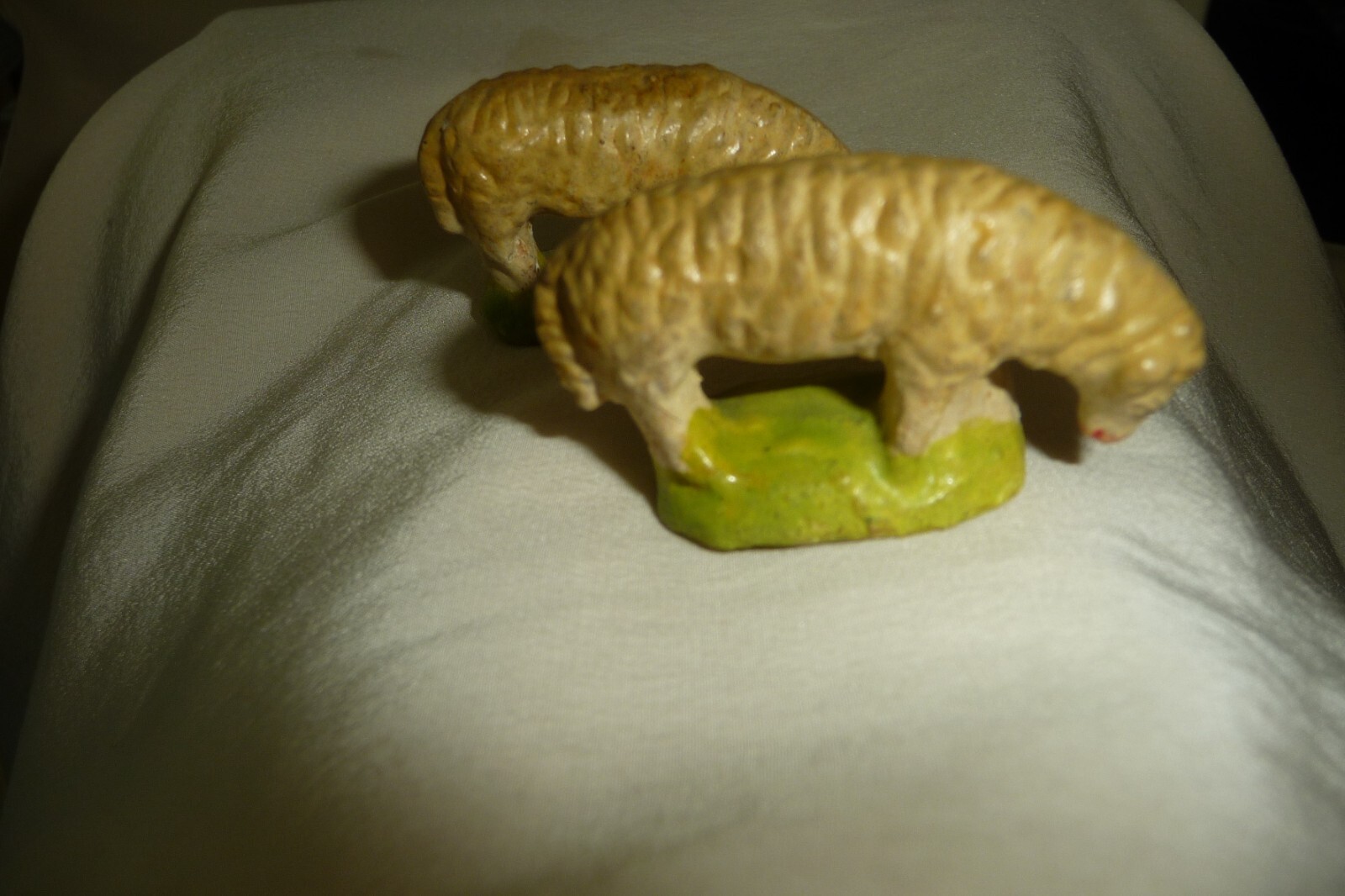 #923 vtg 2 FARM ANIMALS SHEEP ON MARKED GERMANY 1″ X 2