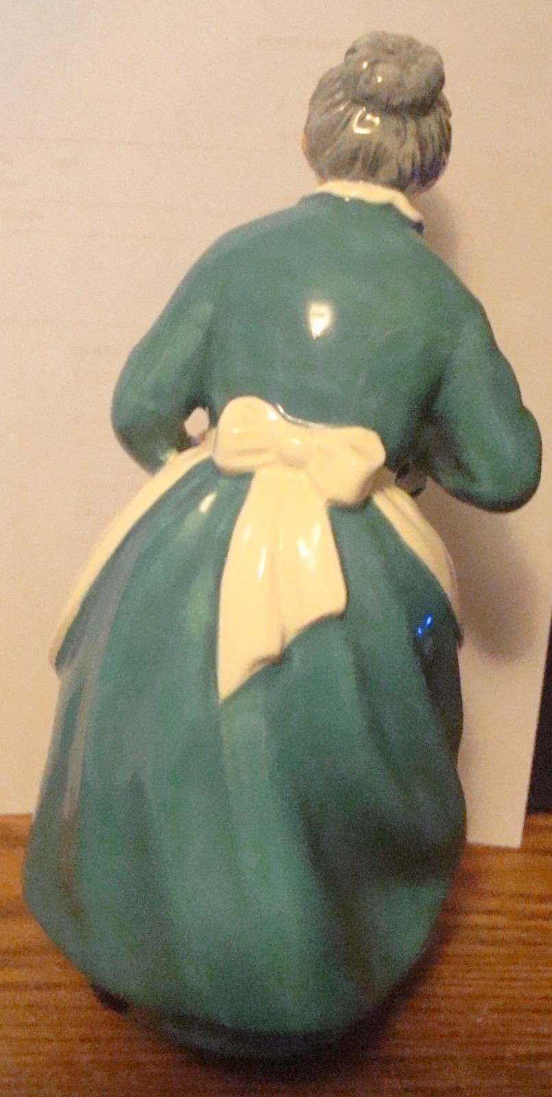 Royal Doulton The Favorite #2249 — 7 5/8″
