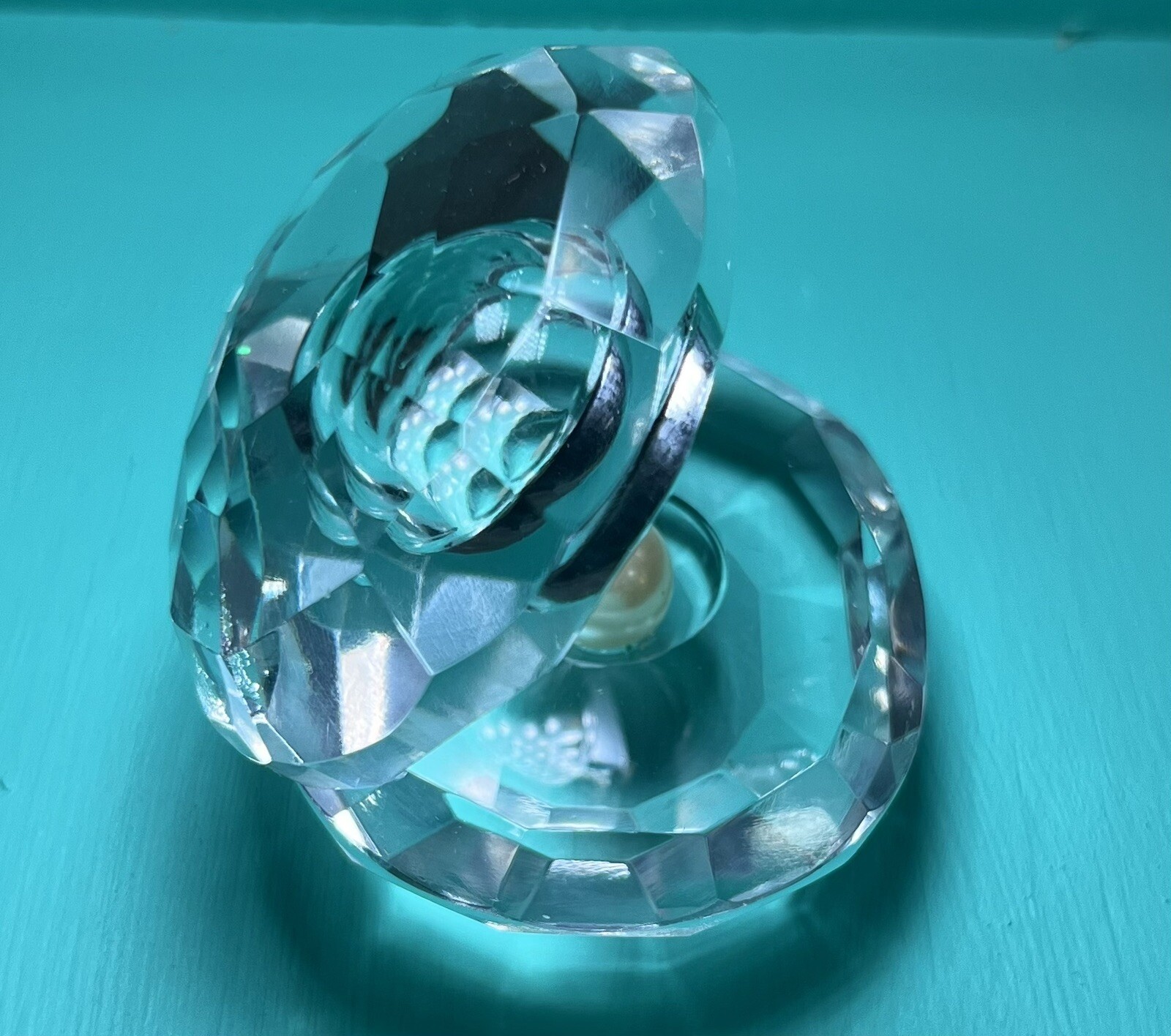 Clear Crystal Oval Shaped Shell With Faux Pearl Figurine 2” H X 2” W