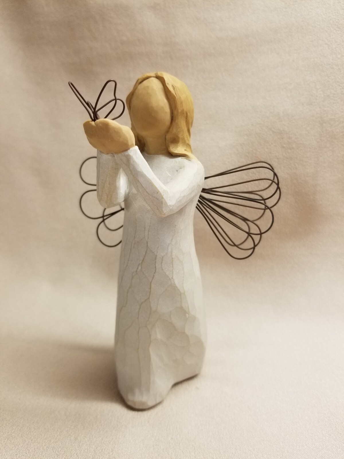Willow Tree Figurine – Angel of Freedom #26219 holding Butterfly With Box