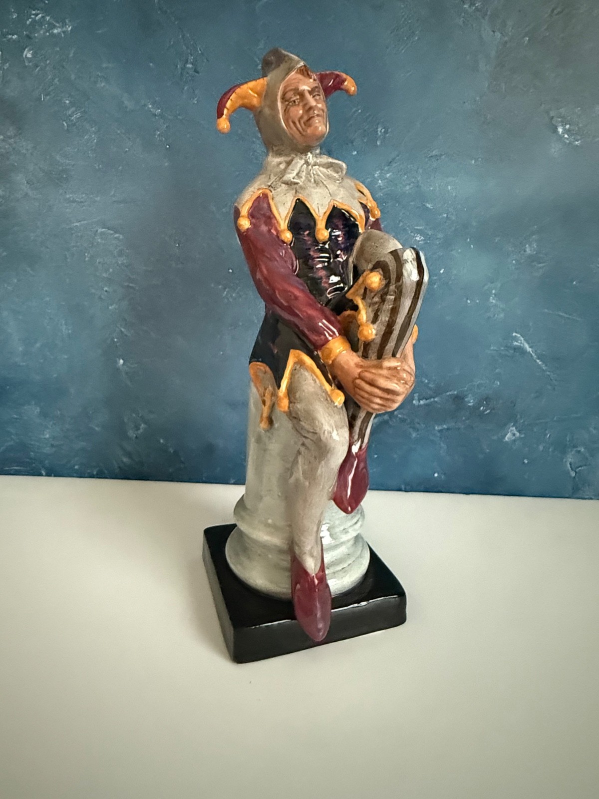 ROYAL DOULTON FIGURINE “THE JESTER” HN2016 9.5”