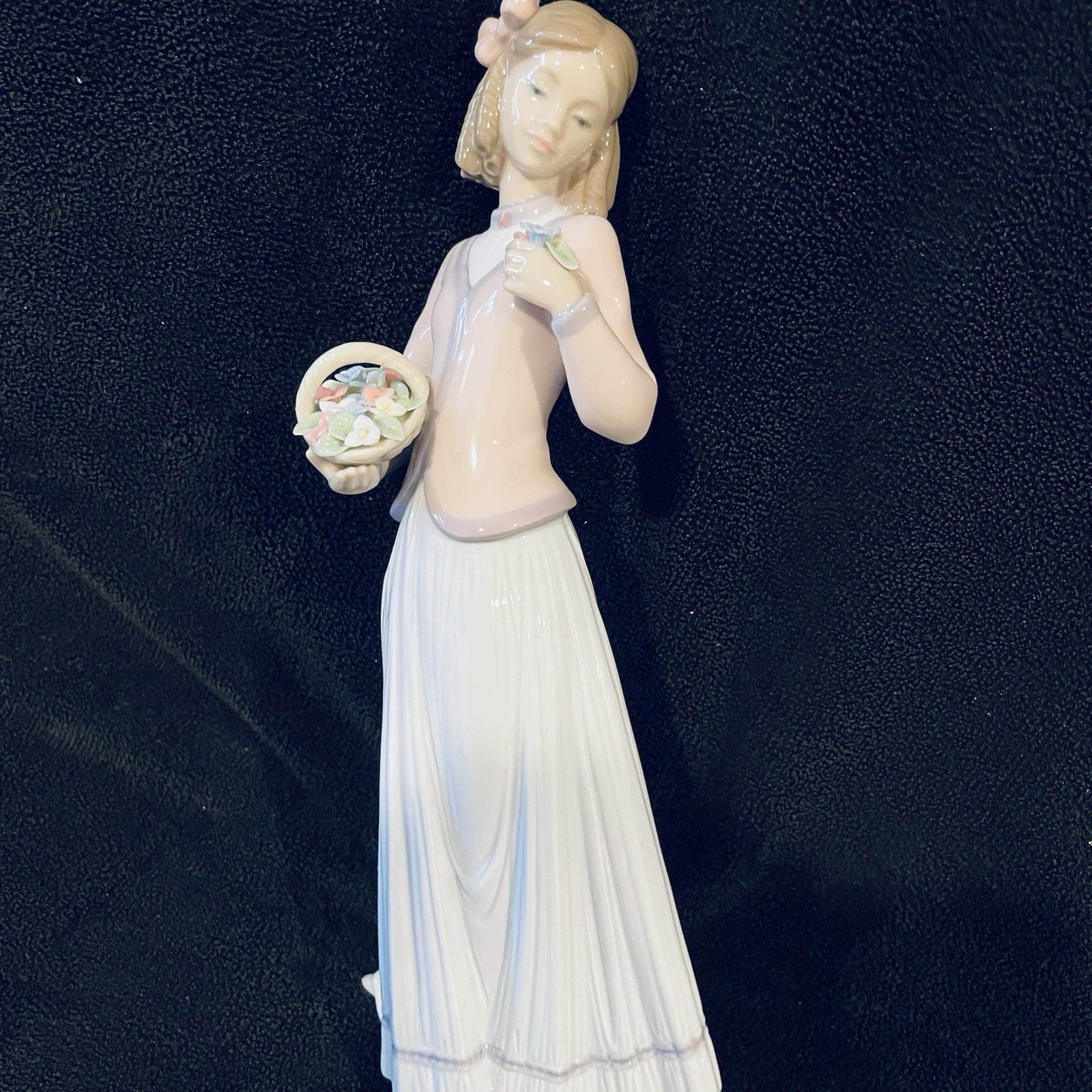 Lladro #7644 Figurine – Innocence in Bloom – Retired – collectors society