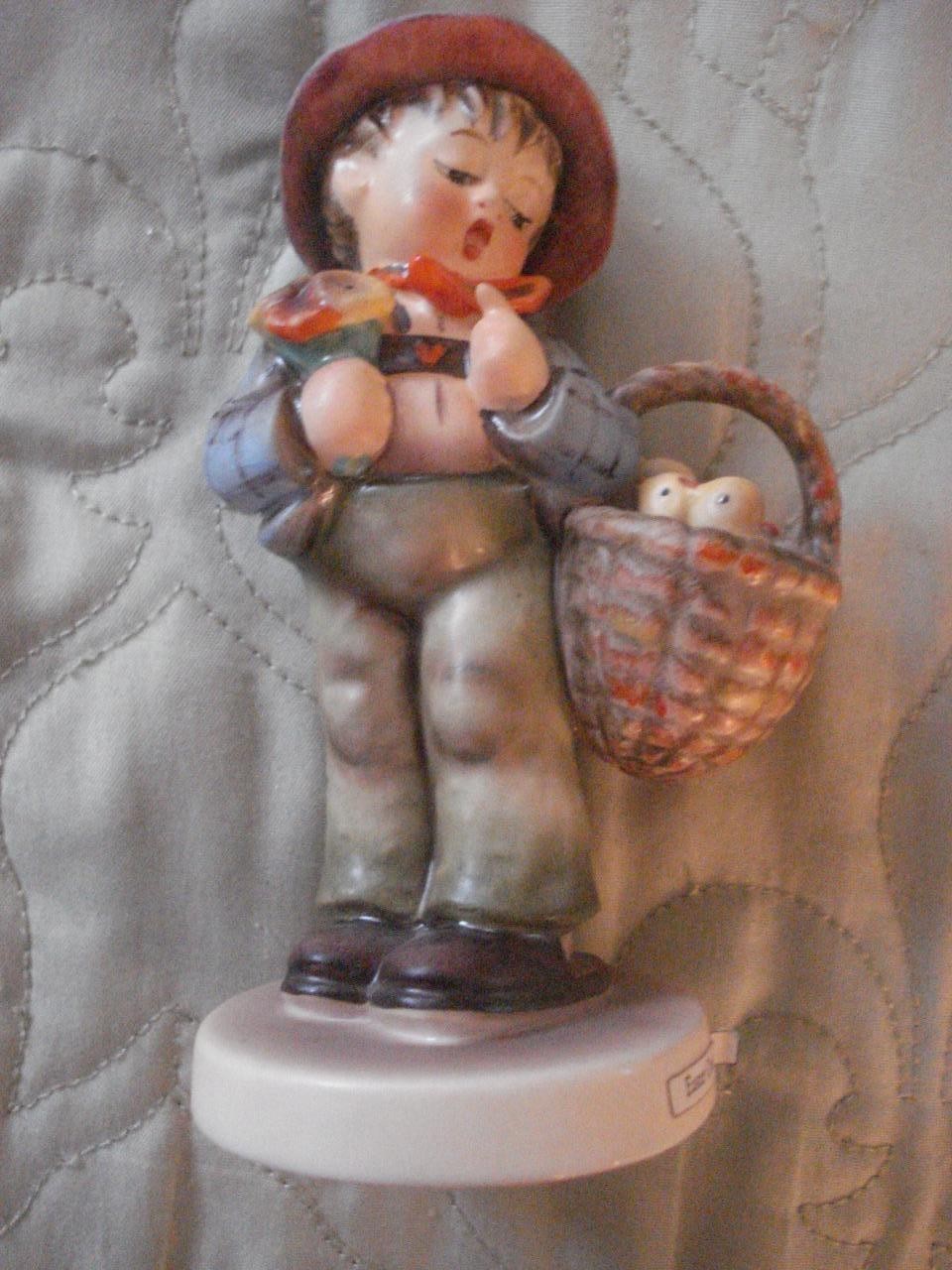 1971 M.J.HUMMEL/GOEBEL FIGURINE “EASTER GREETINGS” (5″ TALL – #378 – SIGNED)