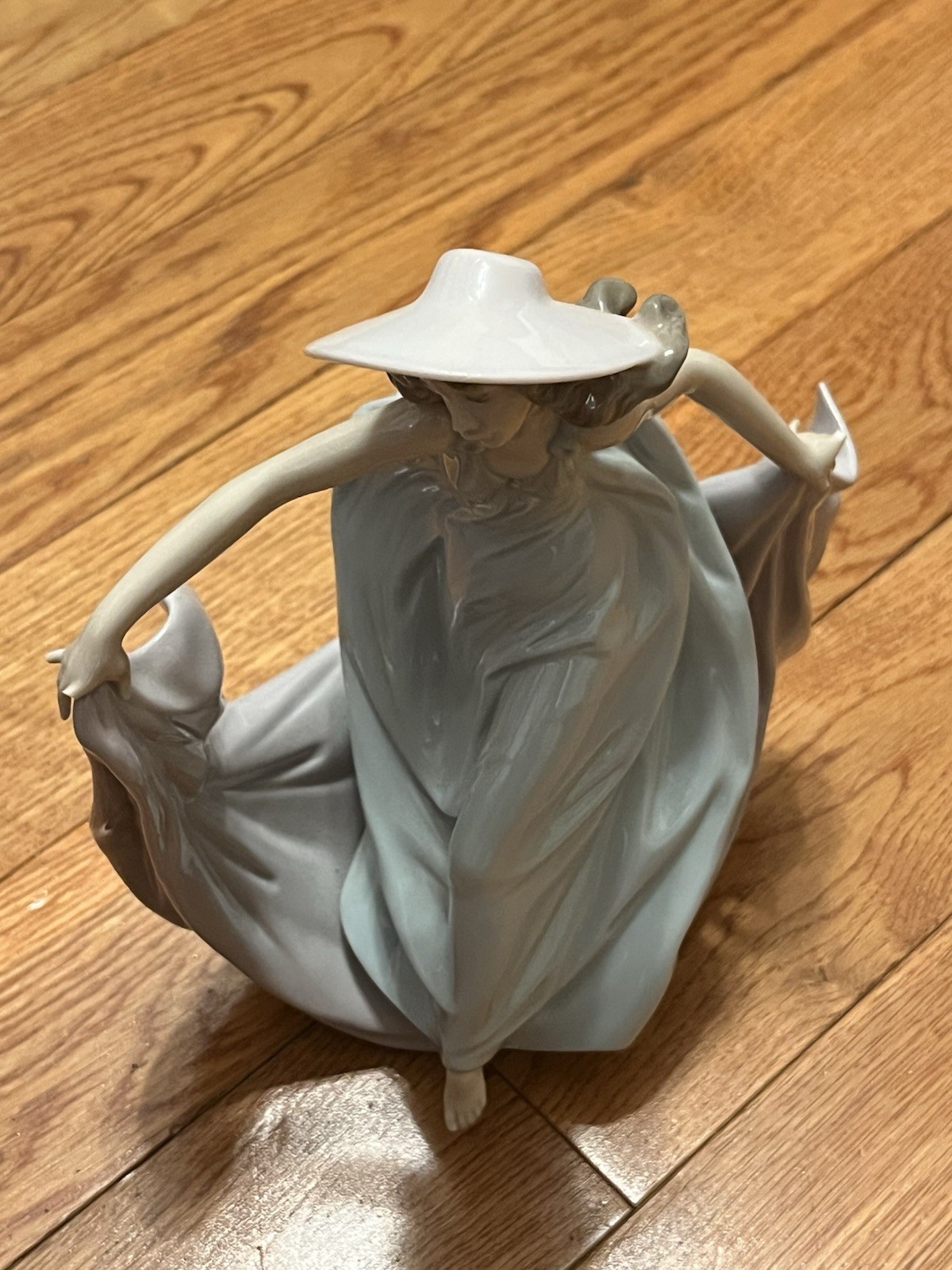 Beautiful! LIadro May Dance 9″ tall 5662 REDUCED BC Finger Damaged See Pics
