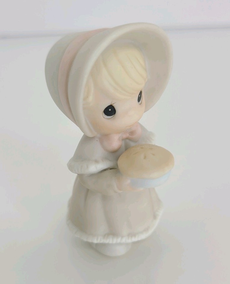 Precious Moments Girl with Pie Precious Moments Sweety Pie” Figurine #312444