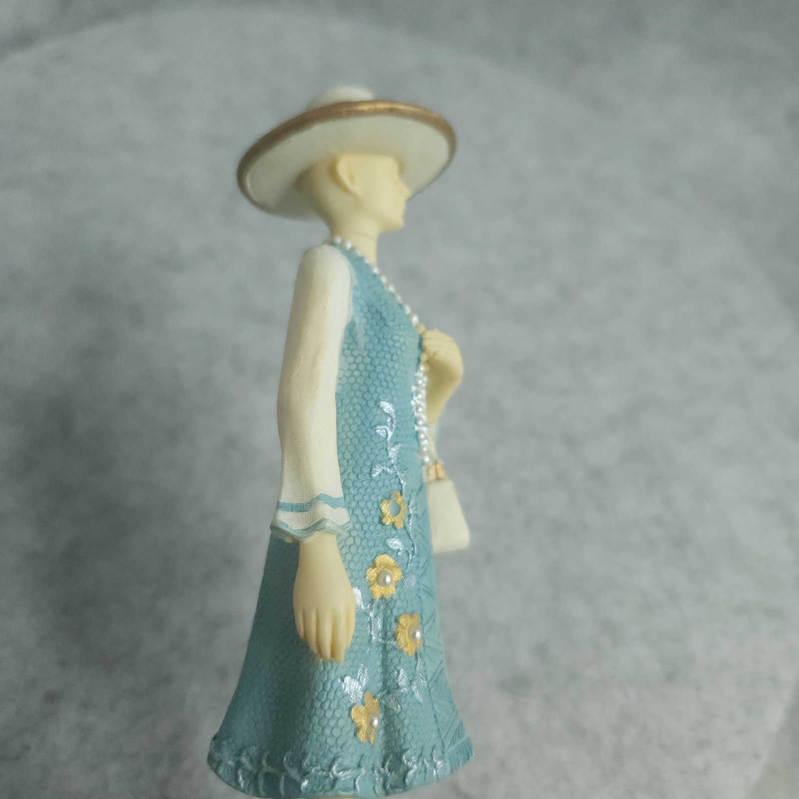 Lady Elizabeth of London Women of the World Figurine Resin Lady Hat Purse 5.75″