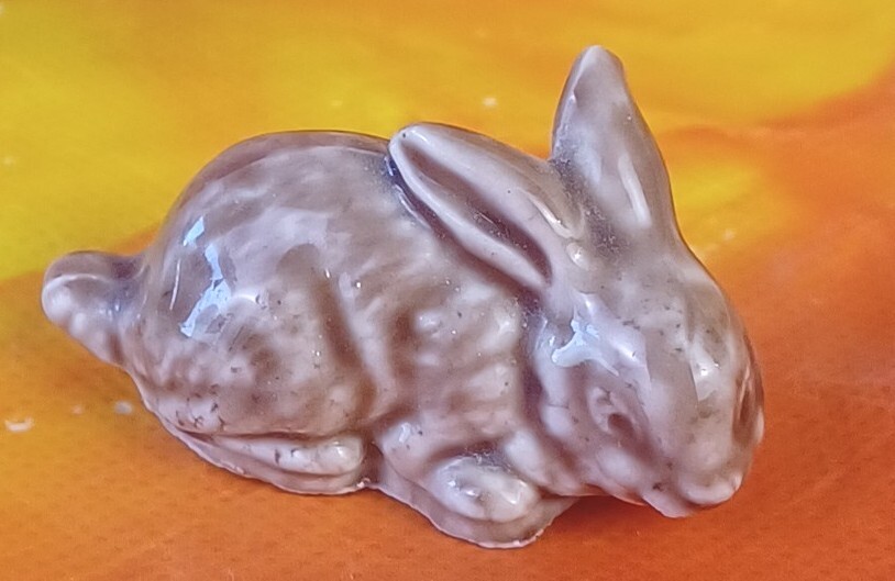 Wade Whimsies Brown White Rabbit Bunny Figurine Red Rose Tea (5T)