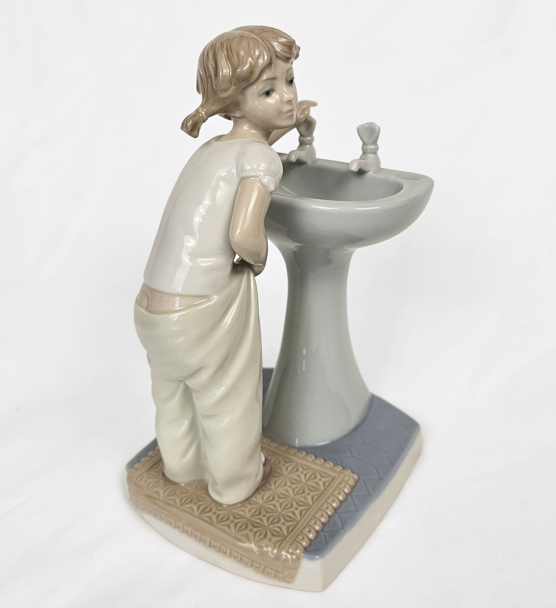 Lladro Clean up Time figurine # 4838 Girl in Pajama at Sink , Spain 1970-1980s