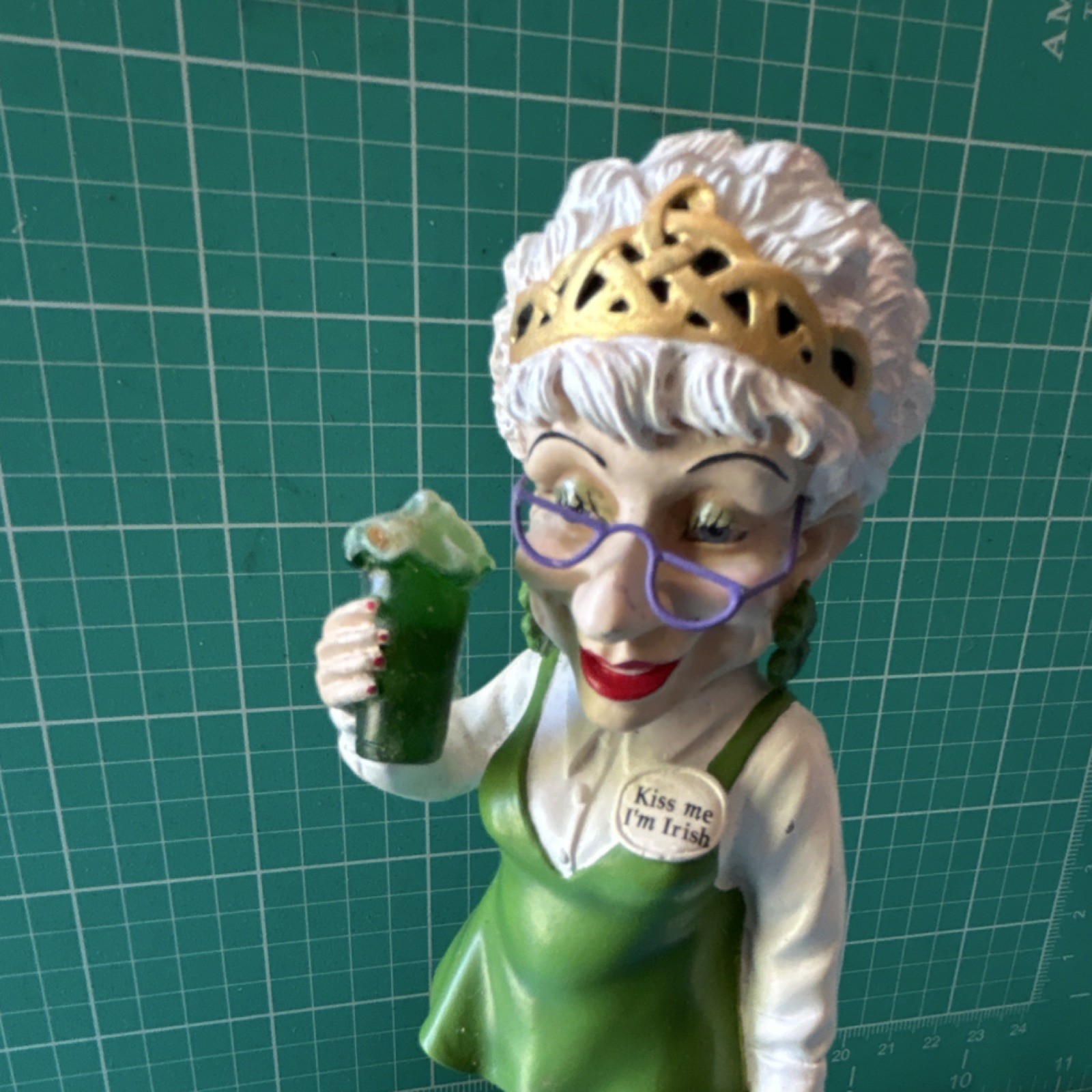 Westland Giftware Biddys Barmaid Figurine Resin 2005 #12816 Kiss Me I’m Irish