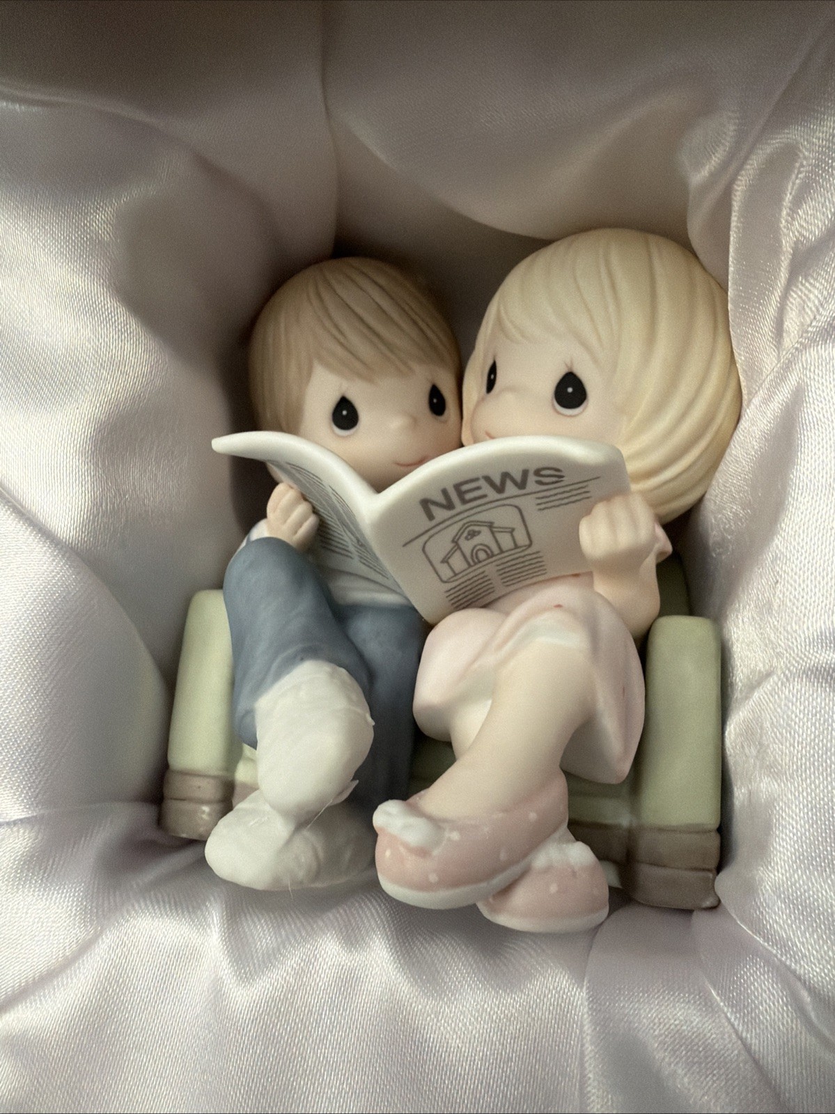 PRECIOUS MOMENTS 940020 HERE’S THE GOOD NEWS..YOU’RE BY MY SIDE FIGURINE IN BOX