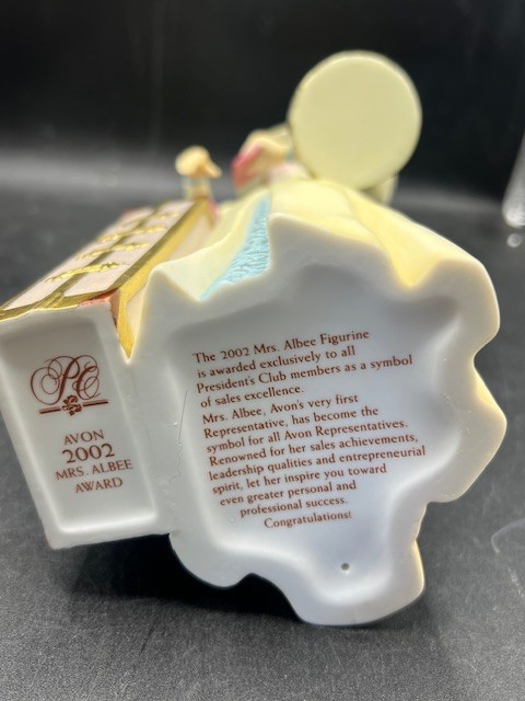 2002 Avon Mrs. Albee Award President’s Club Figurine 10″ Tall Very Good Cond.