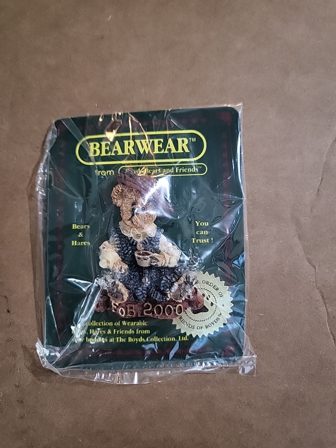 Boyd’s Bearwear Pin FOB 2000 Caitlin Cup of Tea Teddy Bear Coffee Hat Brooch NIP