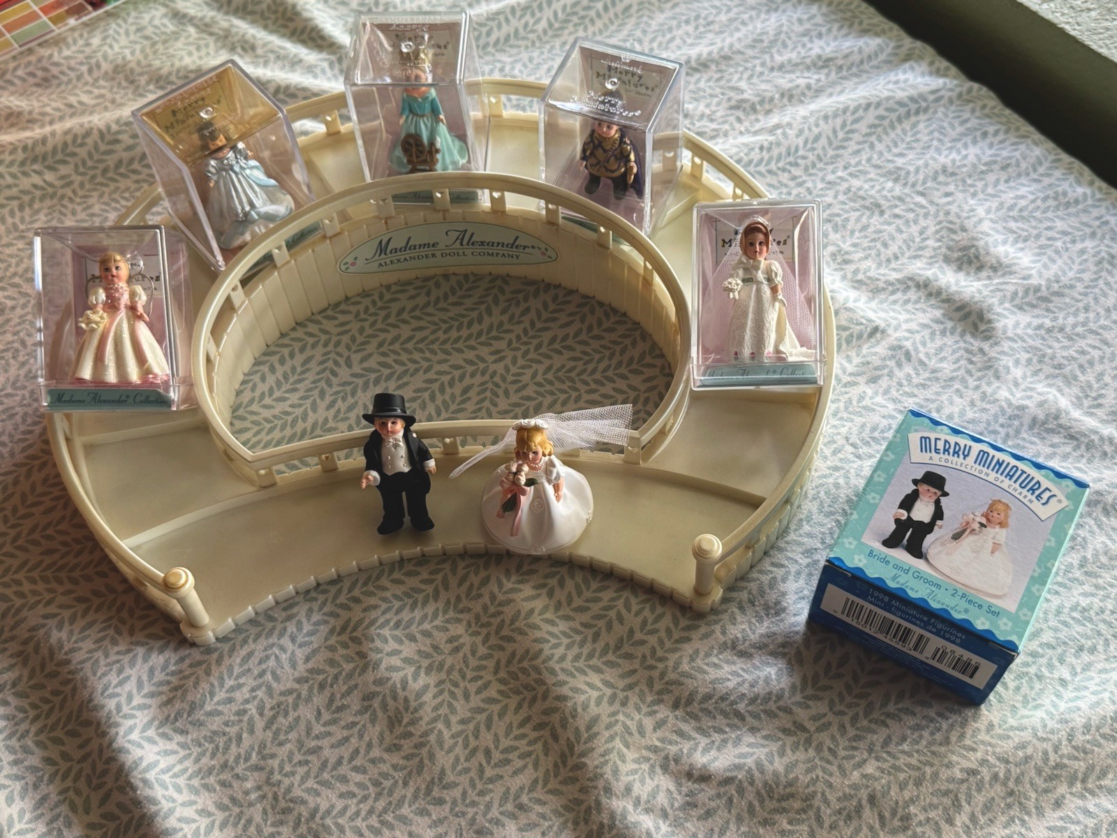 2000-2001 Hallmark Madame Alexander Merry Miniatures Display Stand & Dolls w/box
