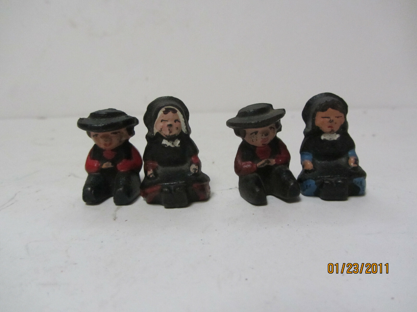 4 VINTAGE PAINTED CAST IRON 1-3/8″ TALL AMISH BOYS AND GIRLS KNEELING