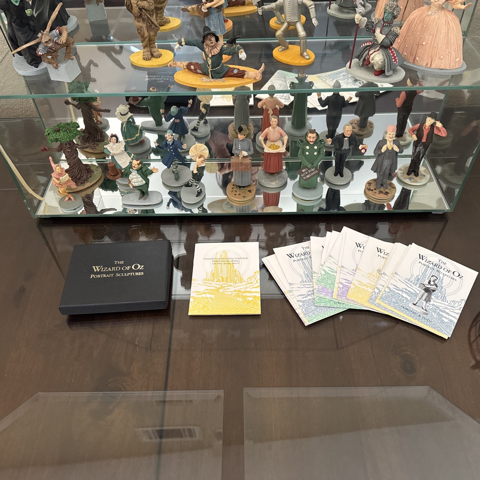 Franklin Mint Wizard of OZ Set of 20 Figurines Handmade glass case, 20 Booklets