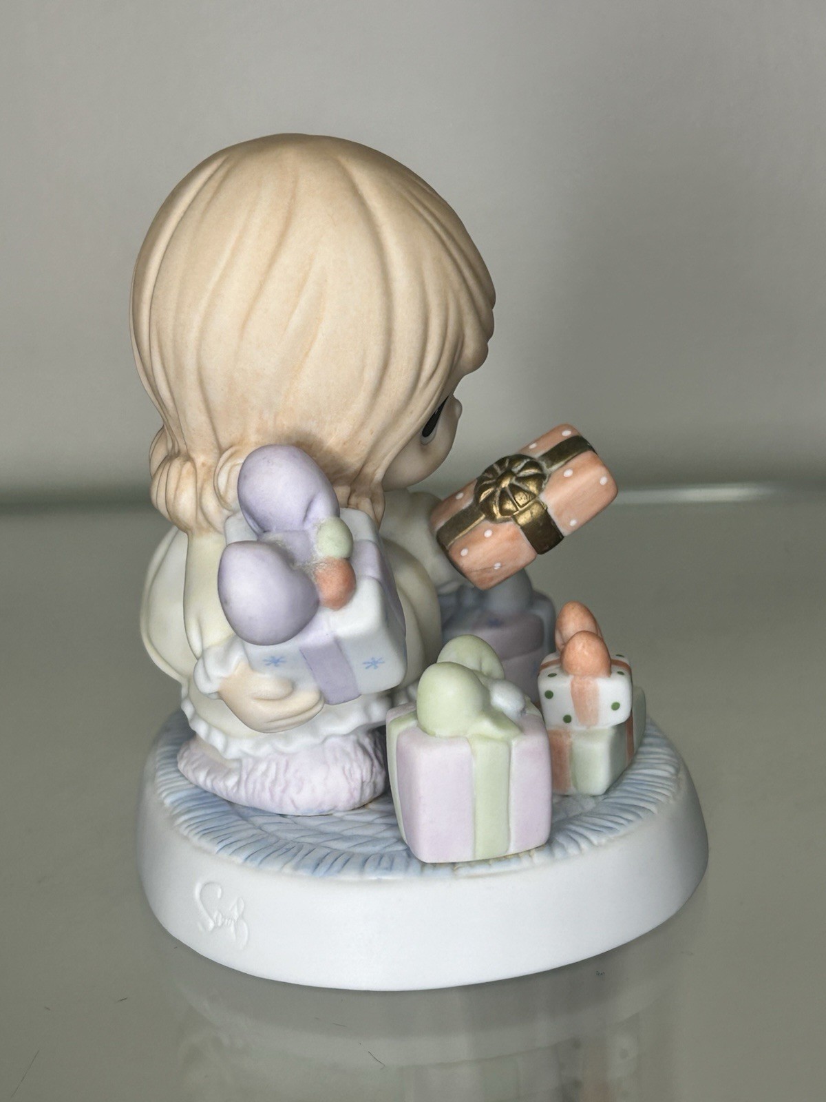 Precious Moments A Tiny Tot With Her Eyes All Aglow Porcelain Girl 2006 4″