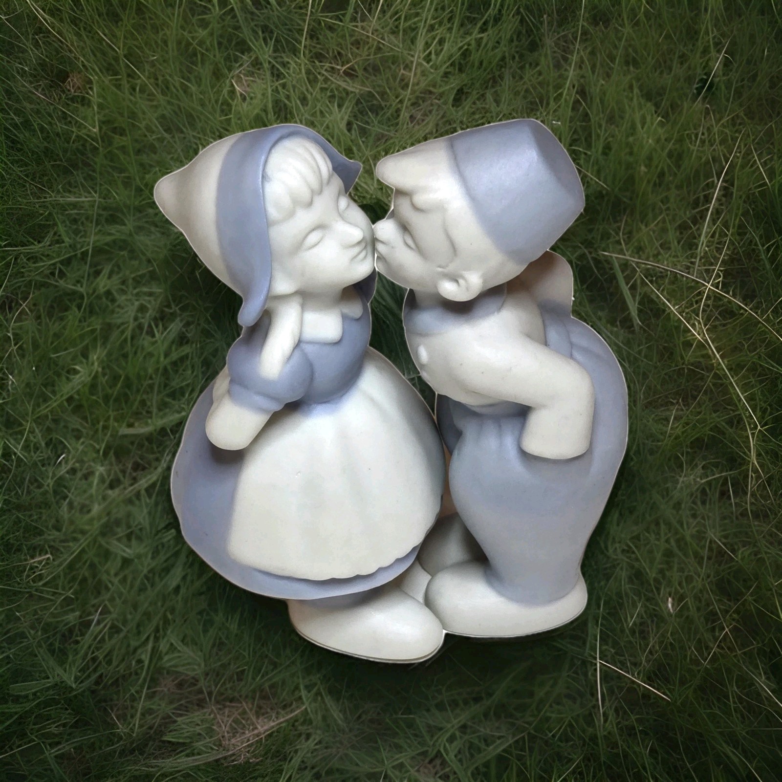 Delft Blue Dutch Boy & Girl Kissing Figurines Hand Painted 5″ Made in Japan Vtg