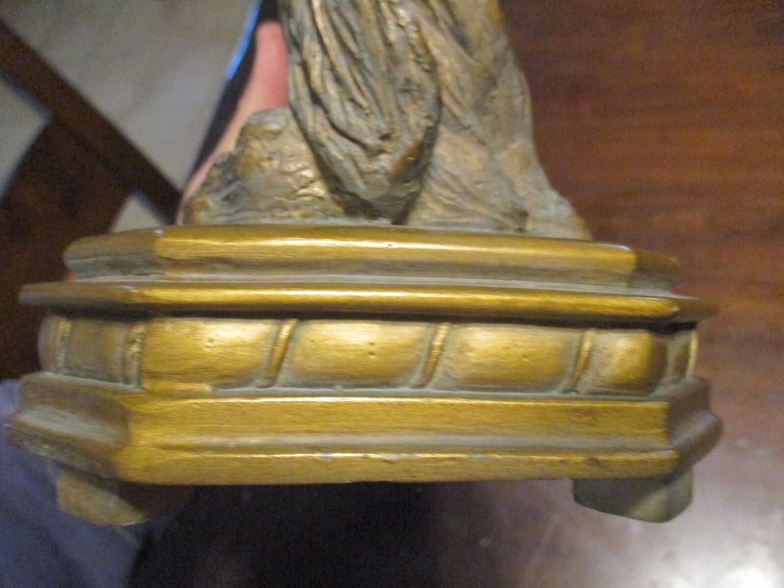 Parrots sculpture on platform clock or picture holder stunning