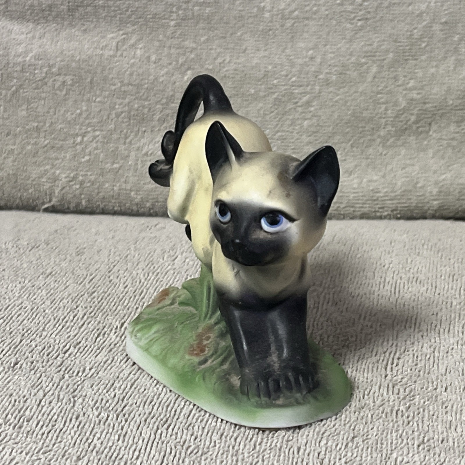 Vintage Playing Siamese Cat Ceramic Figurine #9DA-11.7