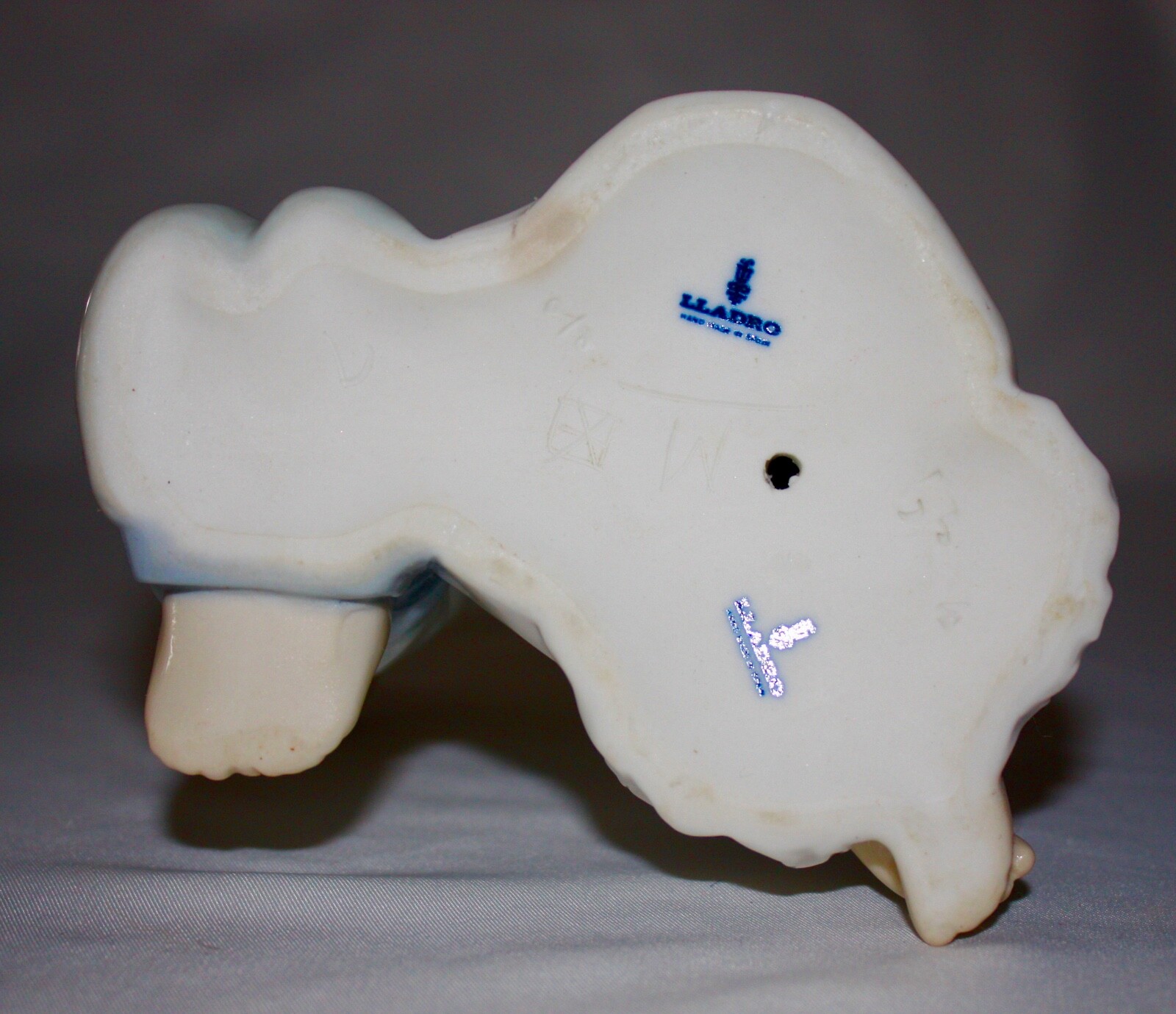 Lladro TEACHING TO PRAY by Vicente Martinez, #4779 3rd Mark 1971-1974. 9″H. MINT