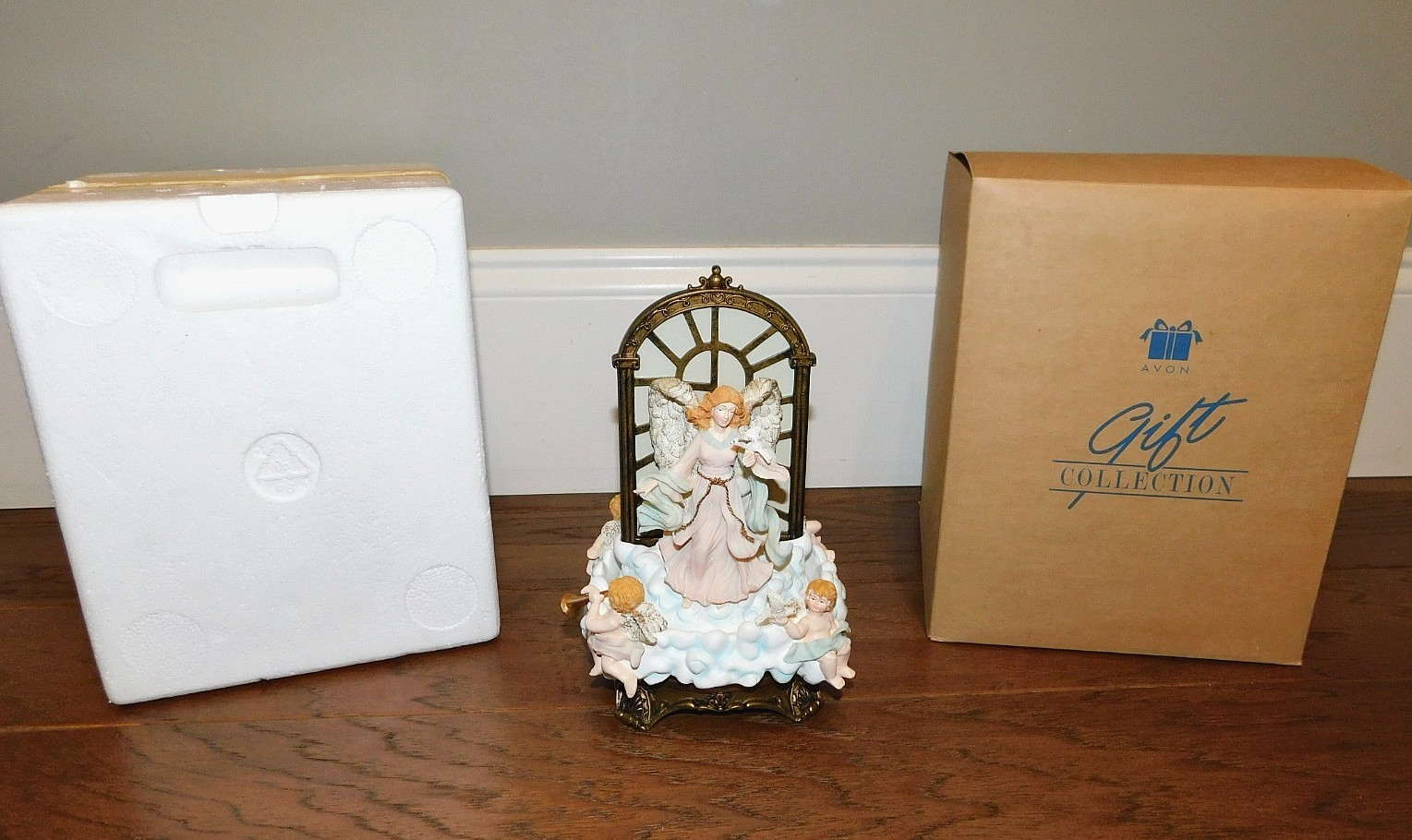 VNTG! Avon Divine Angel with Cherubs Music Box Light Up “Hark The Herald Angels”